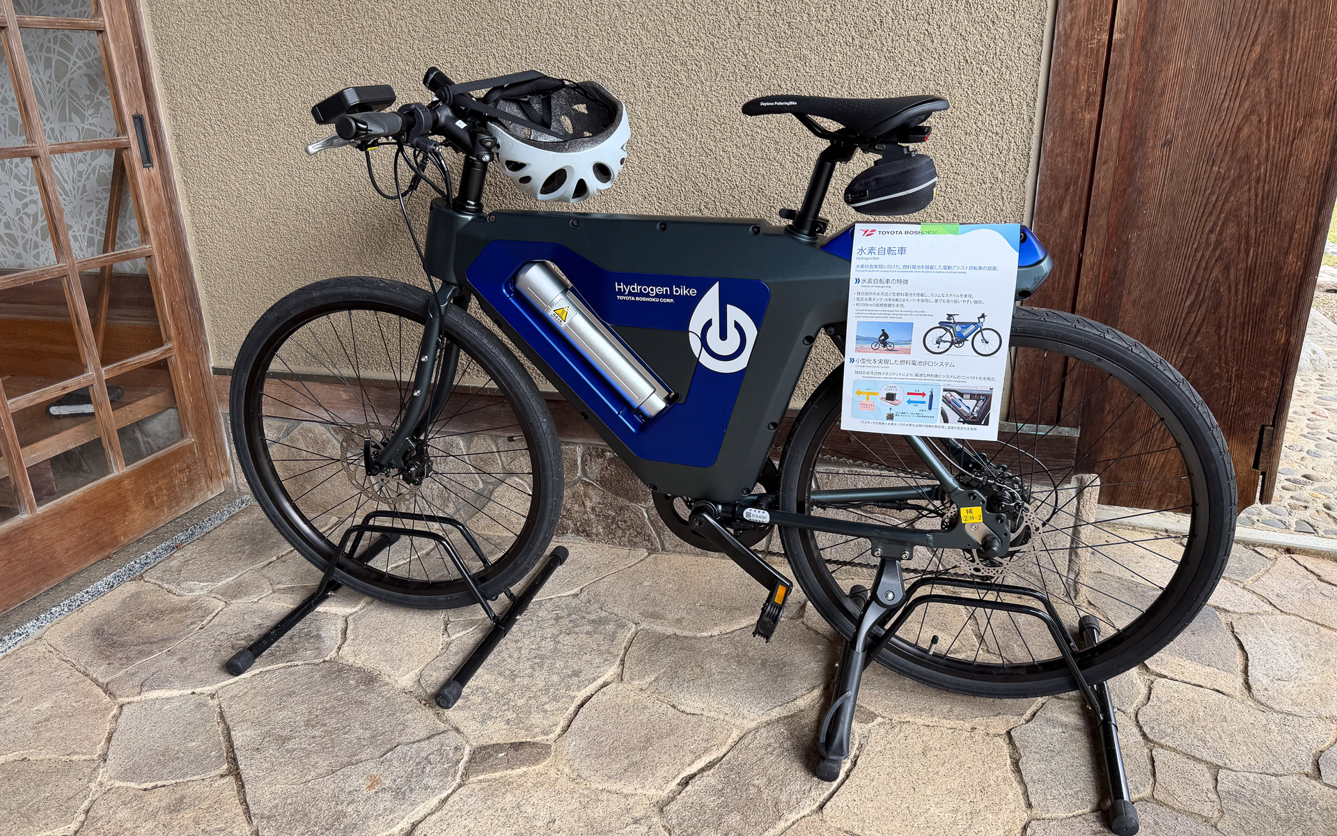 トヨタ紡織の水素アシスト自転車も展示。水素を使って発電してモーターを駆動、航続距離の目標は最長100km。2030年の商品化を目指しているというもの