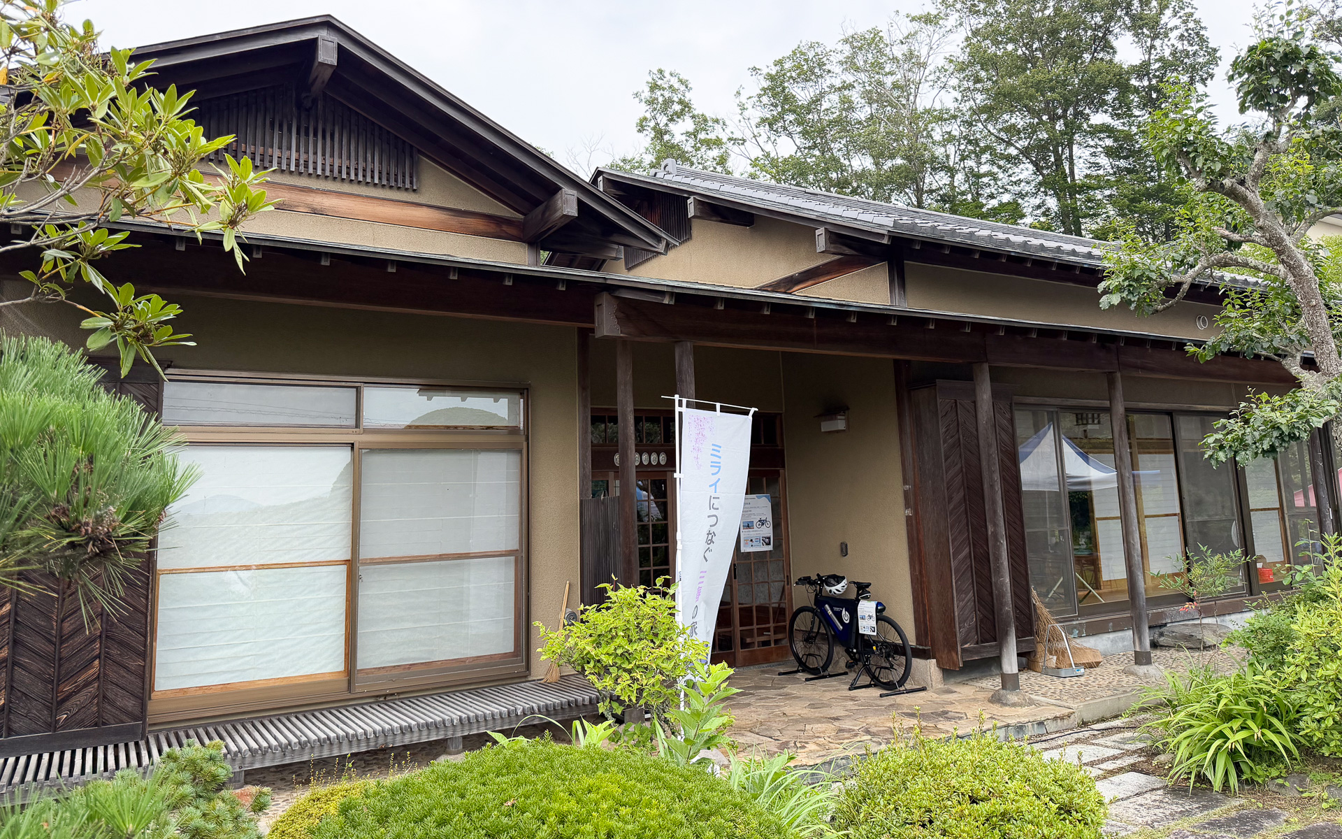 ミライハウスの外観。古民家を利用し、そこにFCEVからV2H経由で電気を供給している