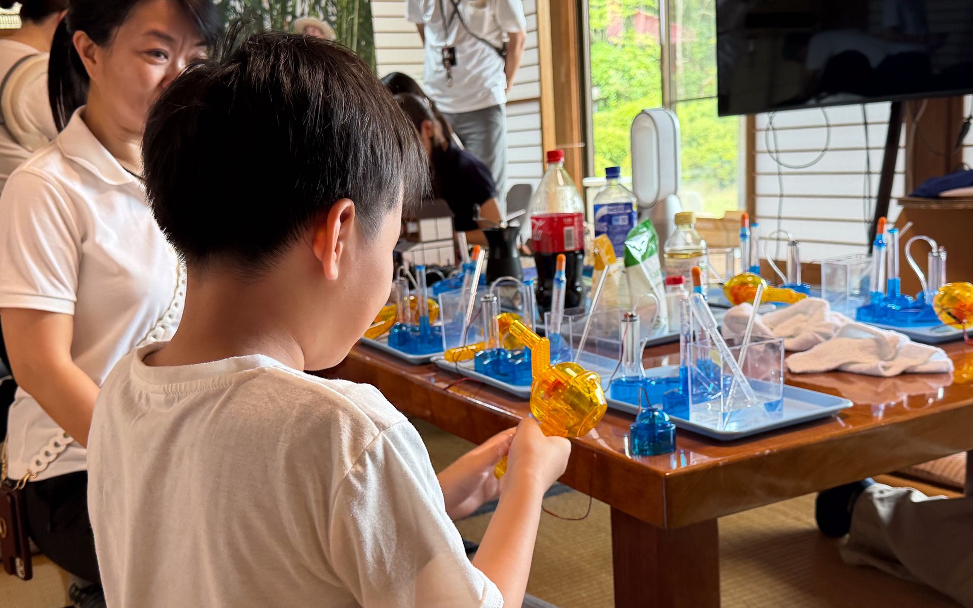 実験には学研の水素エネルギーロケットキットを使用。電気分解の電気も手回し発電機から供給していく