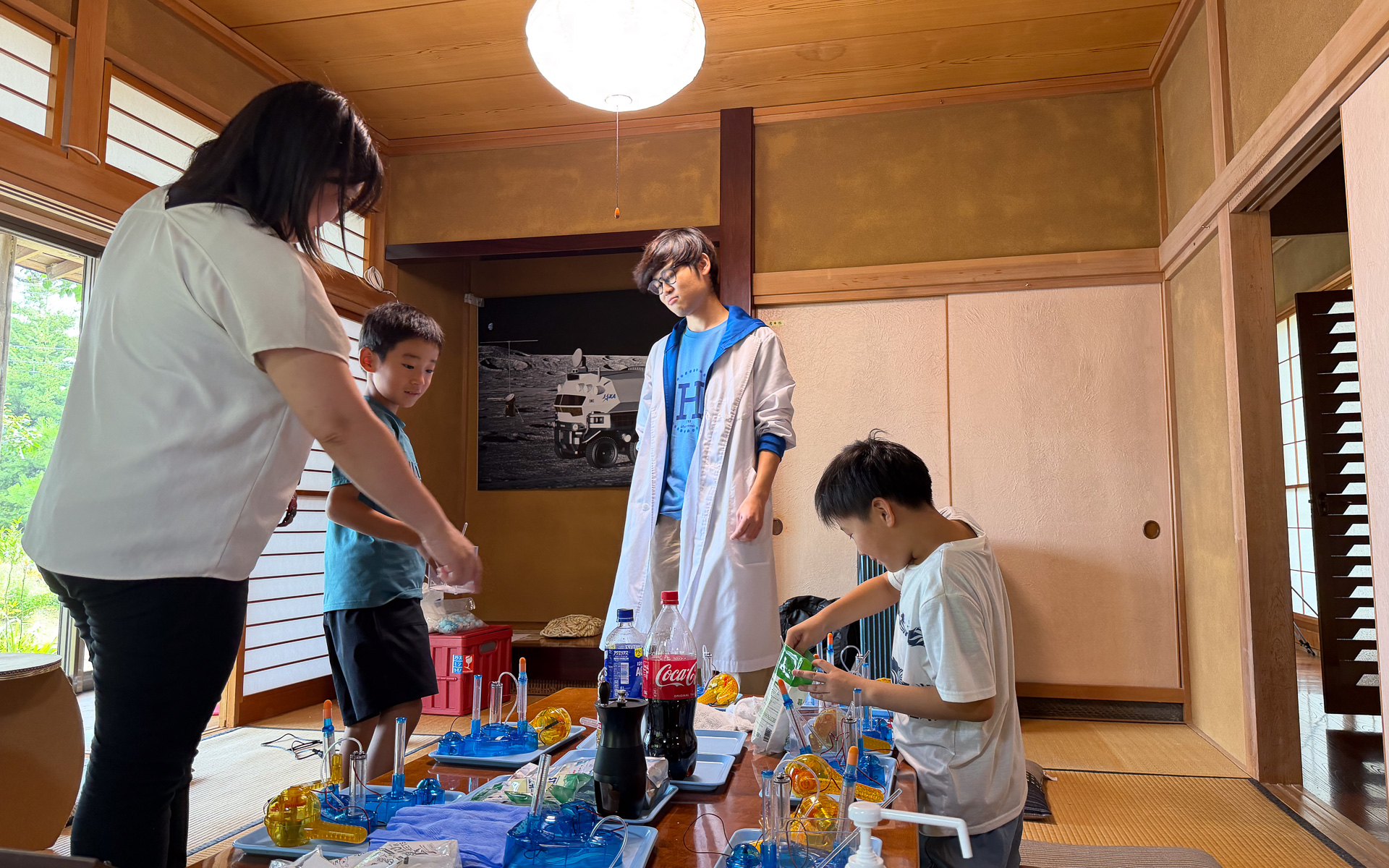 ワークショップというだけあり、自由な感じで学習は進んでいた。単に水を電気分解するのではなく、スポーツドリンクやコーラを電気分解。発生する水素の量などの変化も見ていた