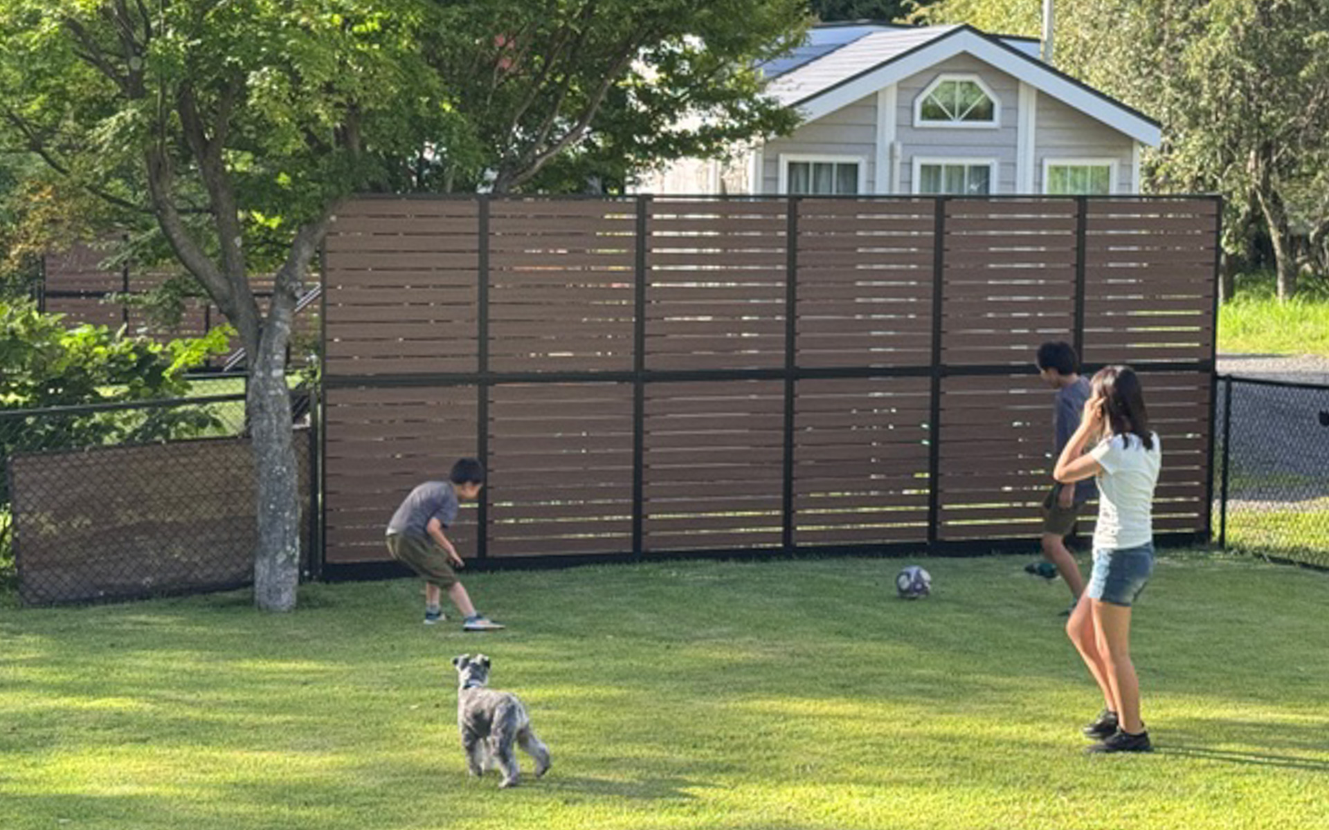 見事な芝生のドッグランで、サッカーを楽しむ子どもたち（と愛犬？）。昼間でも24℃くらいという涼しさは最高でした