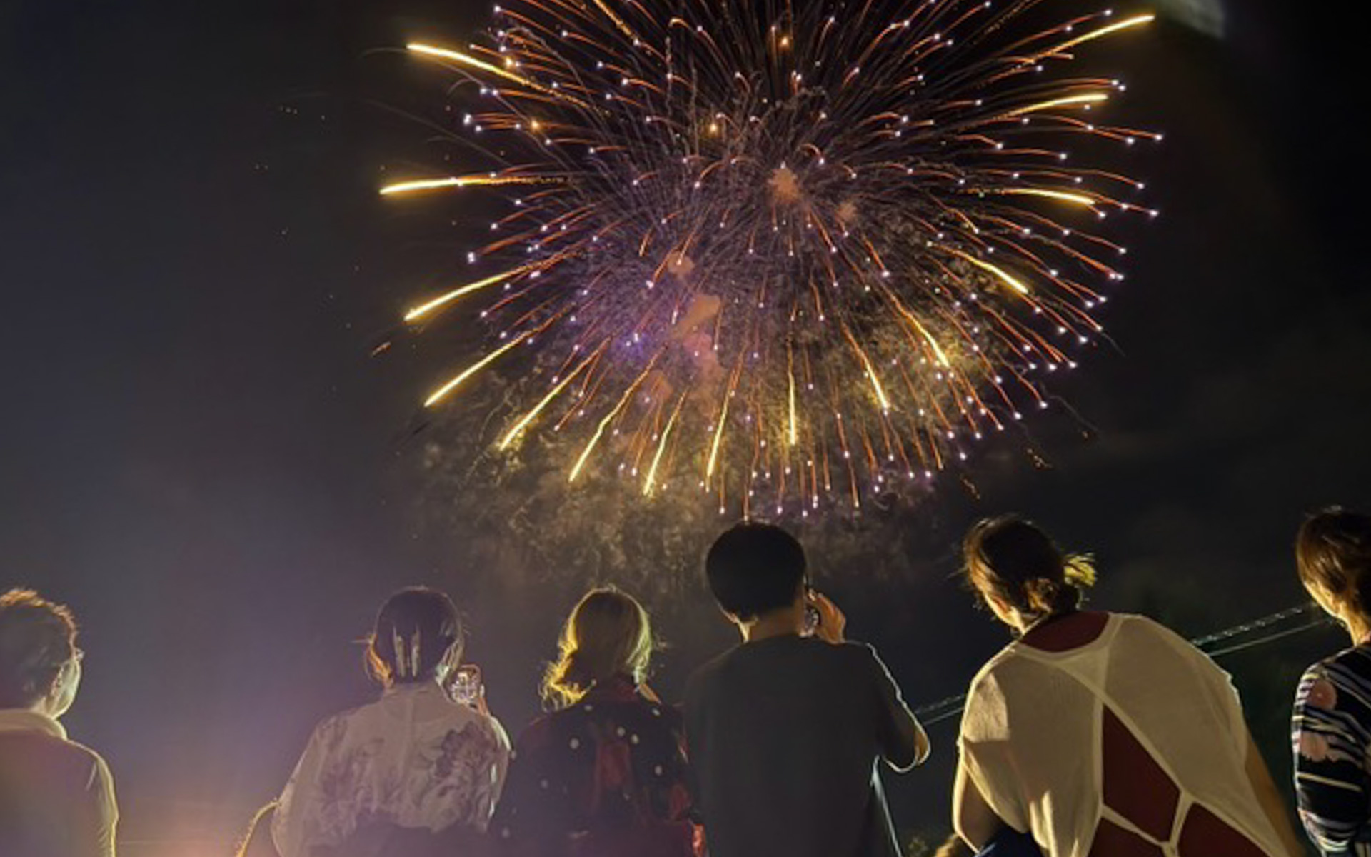 今年も感動の嵐だった諏訪湖の花火。みんなで眺められる平和な日々が続きますように