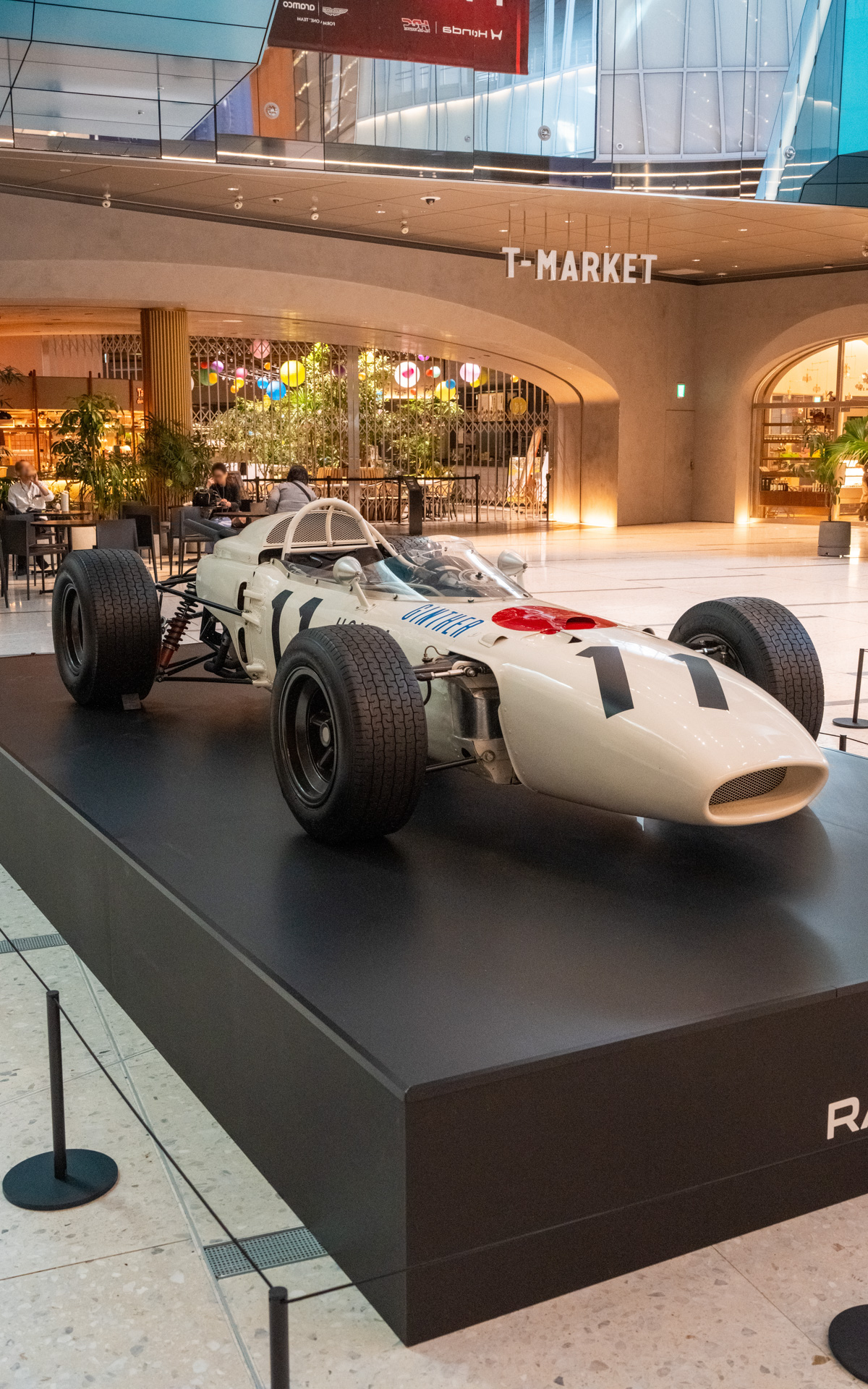 展示場所は虎ノ門ヒルズ ステーションアトリウム（東京都港区虎ノ門2丁目）