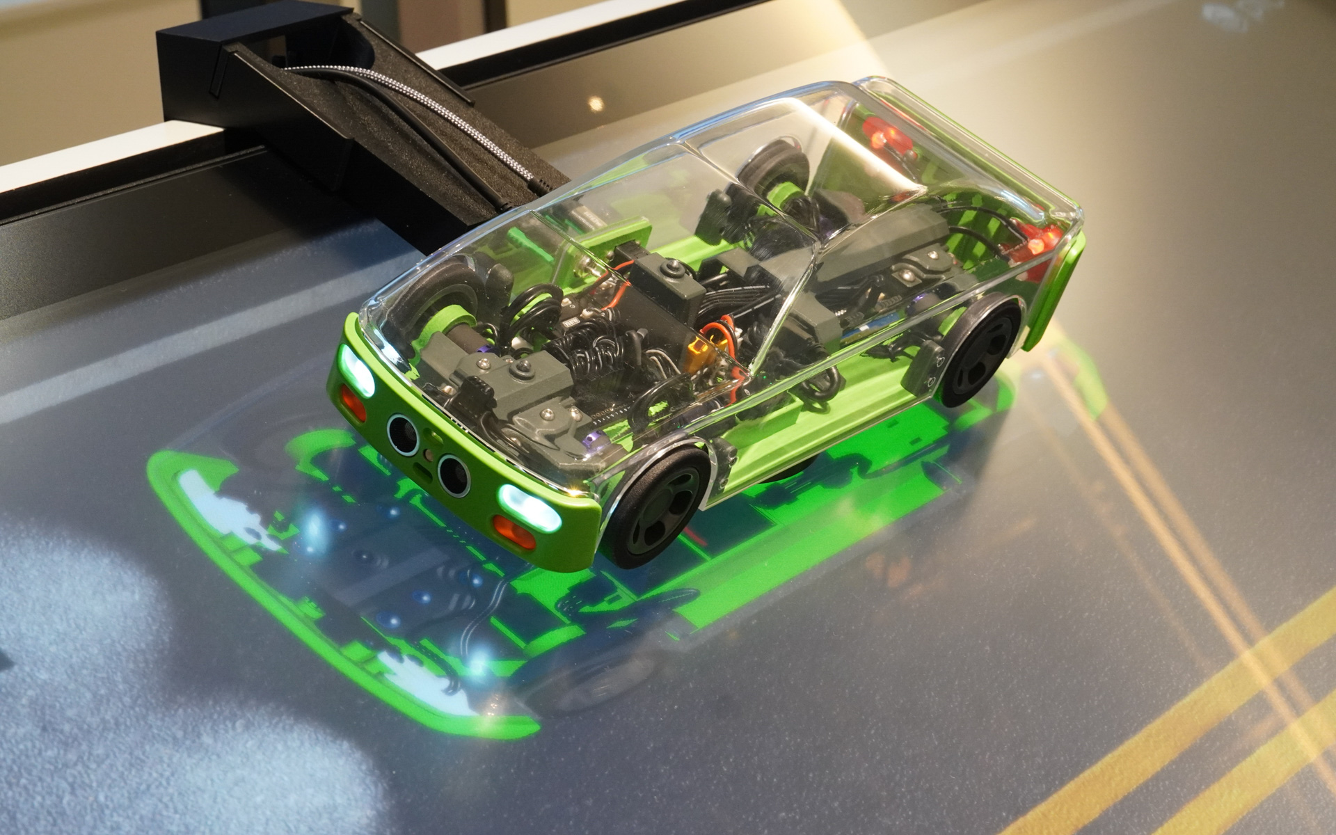 デモ機にはセンサーを搭載したクルマを模したものがあり、ADASなどのソフトウェアのデモも組み入れることができる