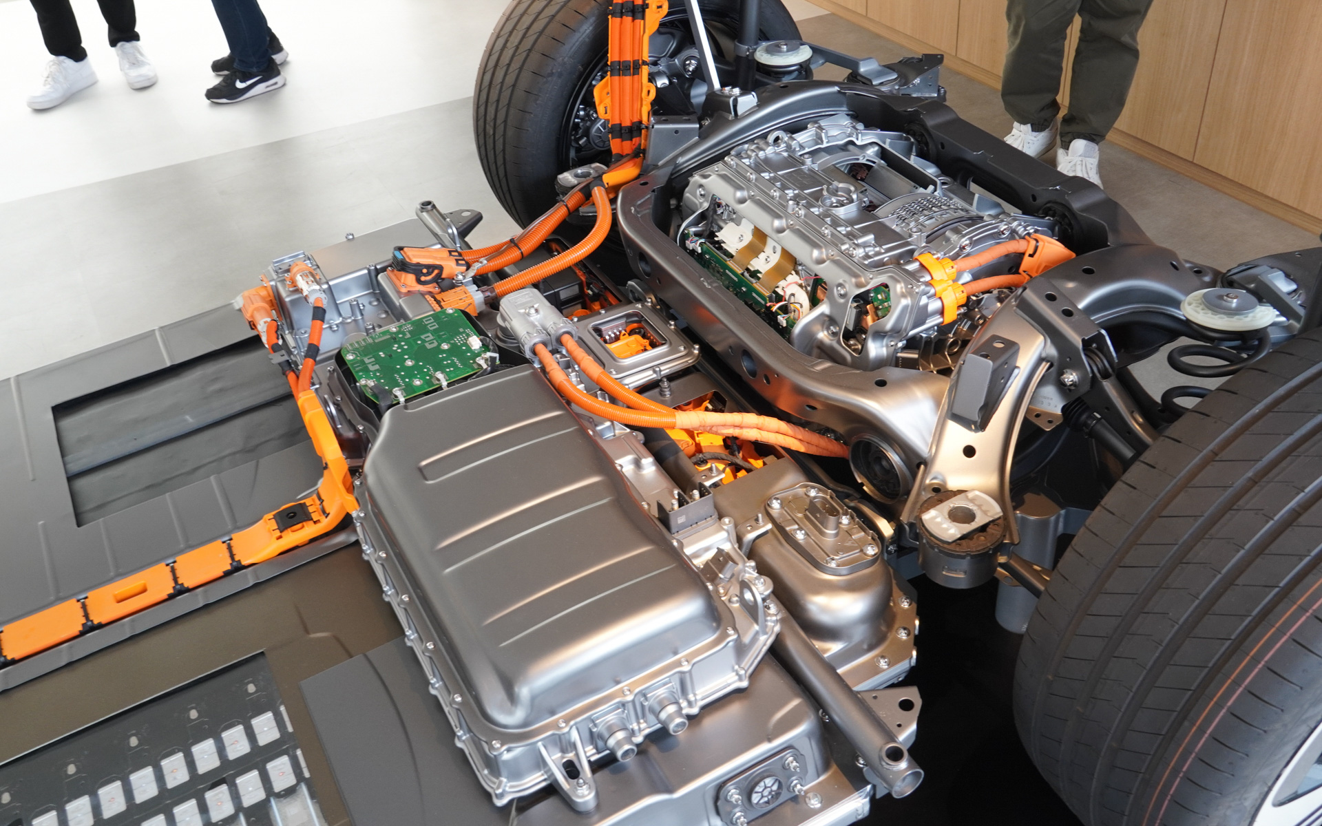 バッテリの上に車載充電器、DC-DCコンバーターなどがある。同期モーターを駆動するインバーターはモーター側にある