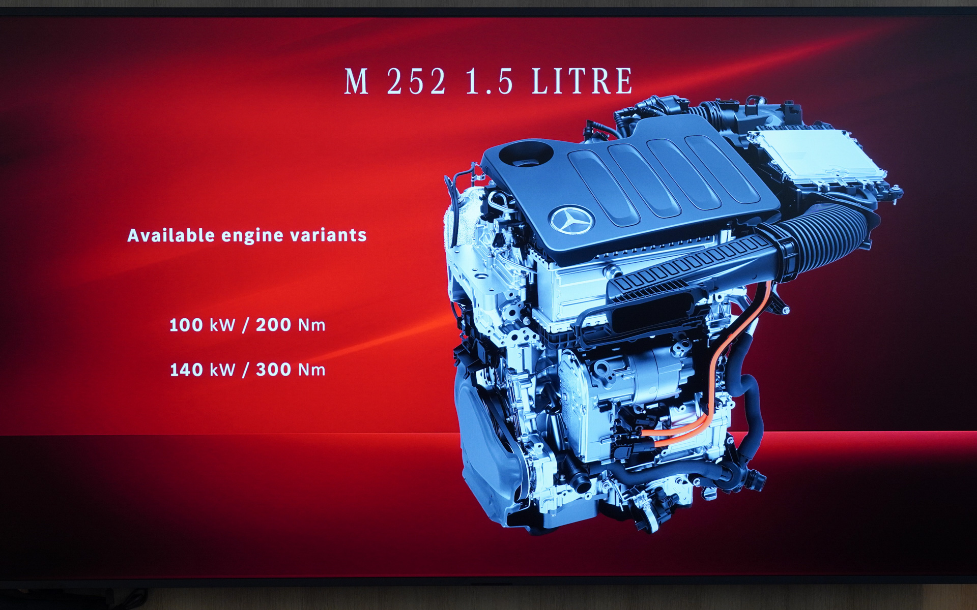 ハイブリッドモデルのM252エンジン