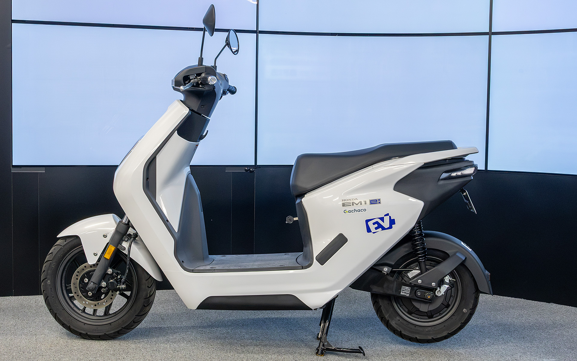 ホンダの電動バイクは電源にモバイルパワーパック イーを使用する。写真のモデルは「EM1 e:」