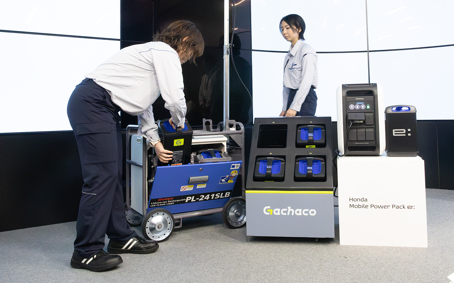 こちらも簡単な作業で行なえる。稼働時間は使う機材によって異なるので、そうしたところもあわせて、どのように運用していけばいいかを検証していく。そのためにバッテリの数などは変更されることもあるそうだ