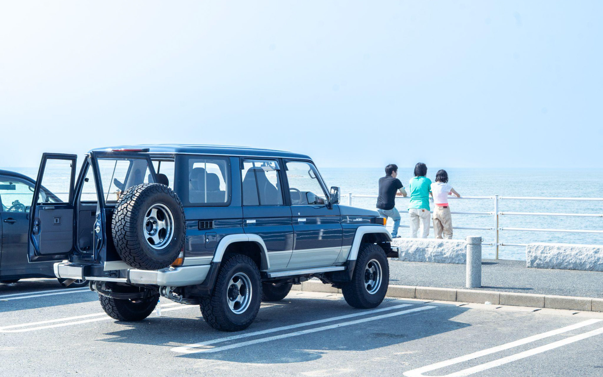 ランドクルーザー“70”4ドア（1995年式）。車両は、ランクルBASEとのコラボレーションによって選定され、カスタムが施されている