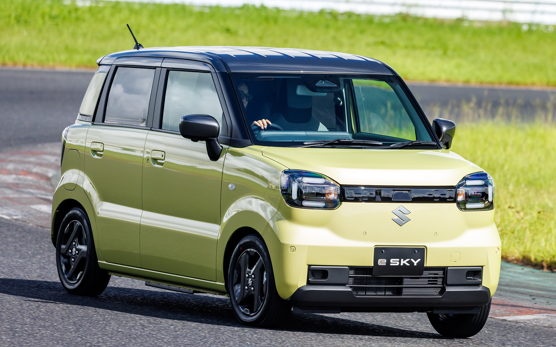 スズキの新型乗用軽EV「e SKY」