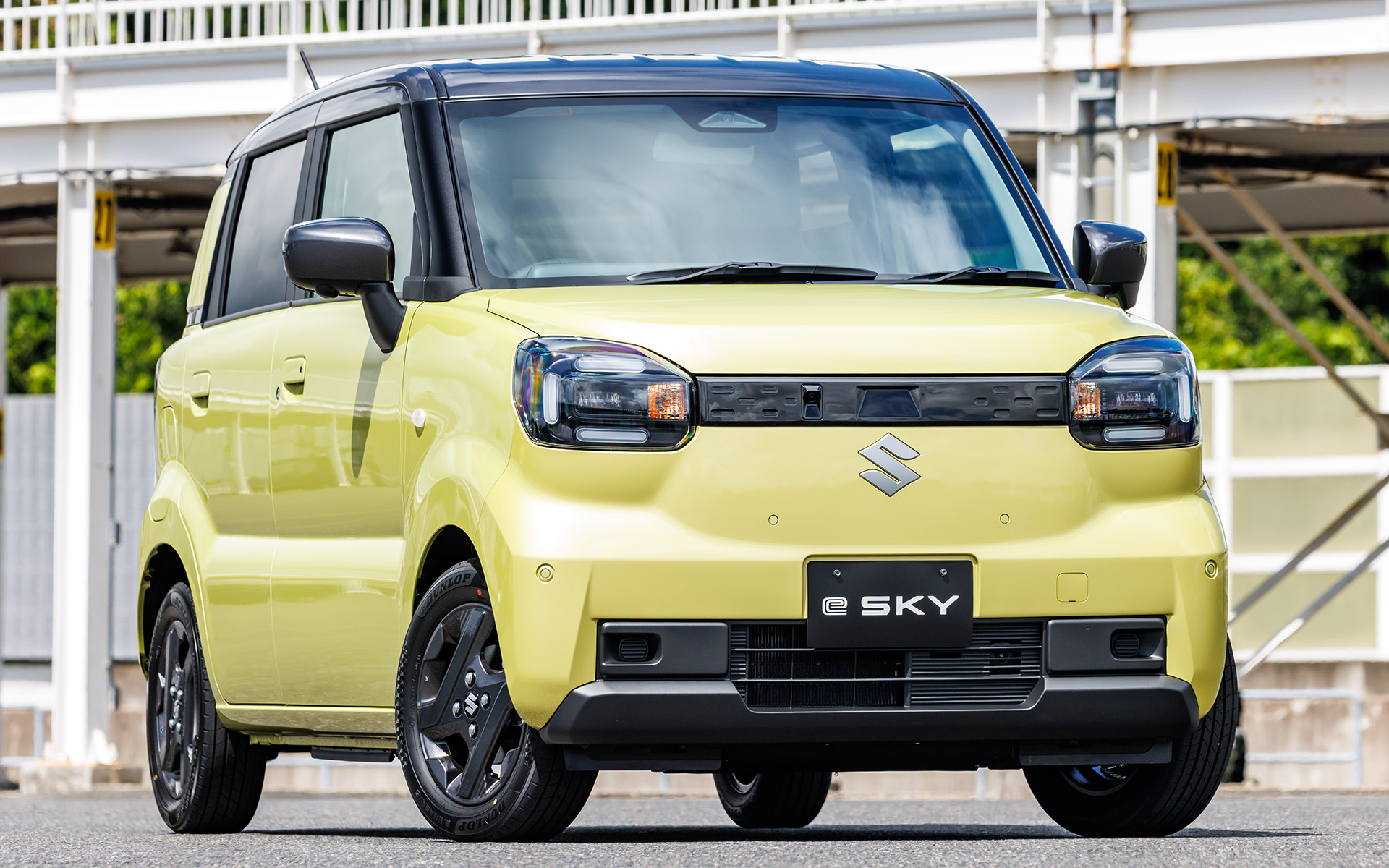 新型e SKYプロトタイプ。ボディサイズは3395×1475×1625mm（全長×全幅×全高）、ホイールベースは2460mm。車両重量は1030kg。26kWhのバッテリを搭載し、一充電走行距離は310kmを達成。充電にかかる時間は普通充電で充電警告灯点灯から100％まで3kWで約8時間、6kWで約4.5時間、急速充電で充電警告灯点灯から80％まで約25分（数値はすべてプロトタイプ値）