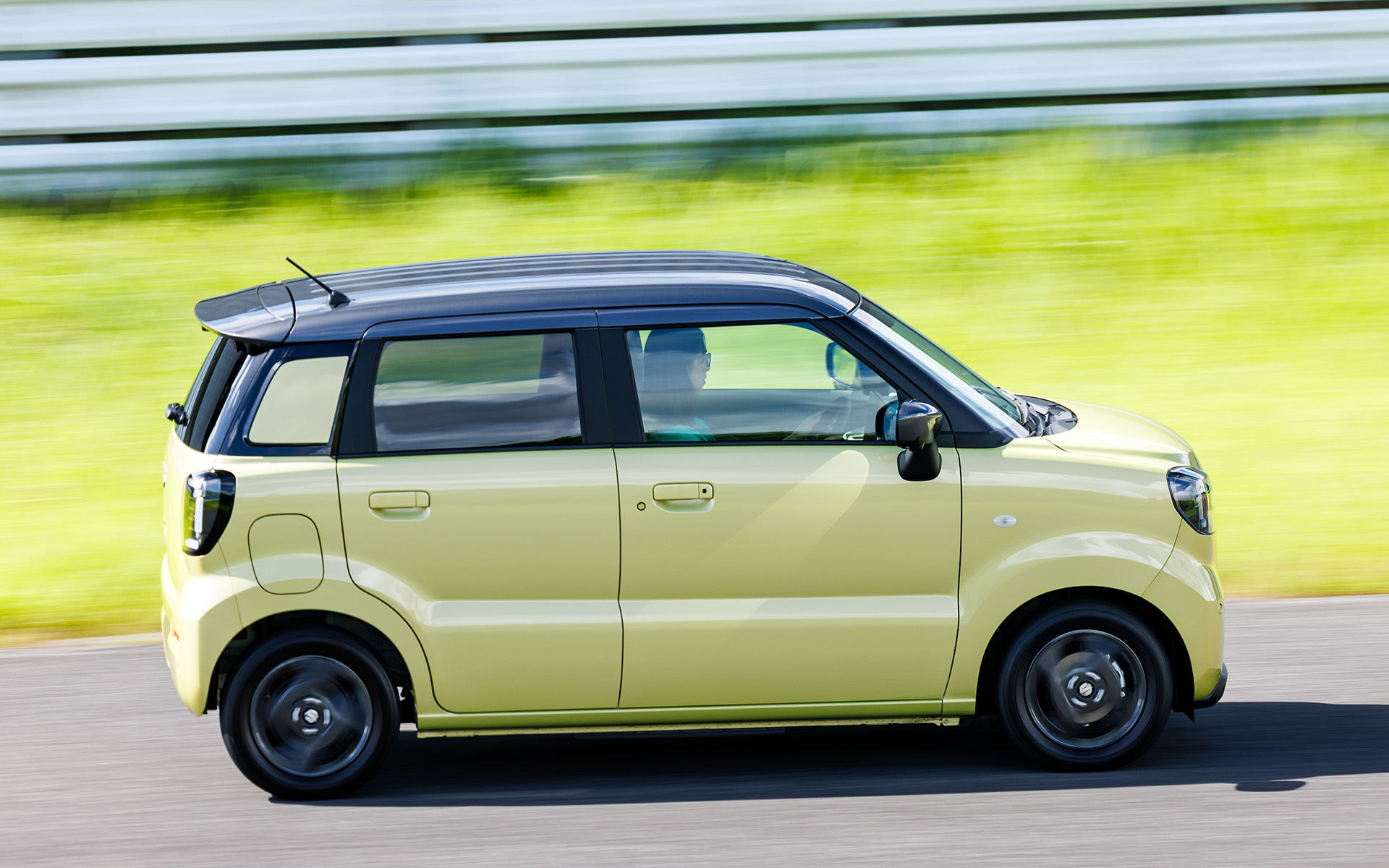 車内は静かすぎず、うるさくもない、ちょうどいい快適さ