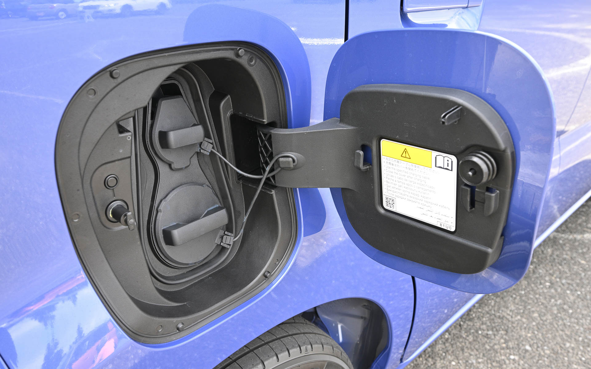 充電口は運転席側のリアに配置。普通充電と急速充電のポートが上下に並んでいる