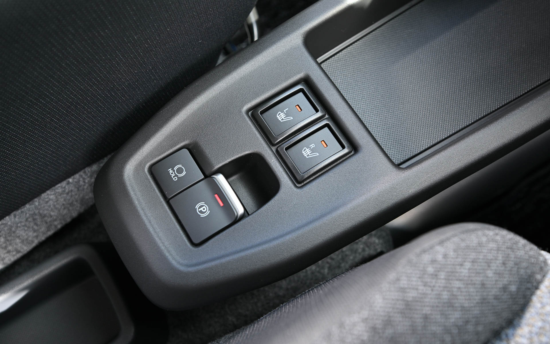 電動パーキングブレーキスイッチの上部にシートヒーターのスイッチを配置