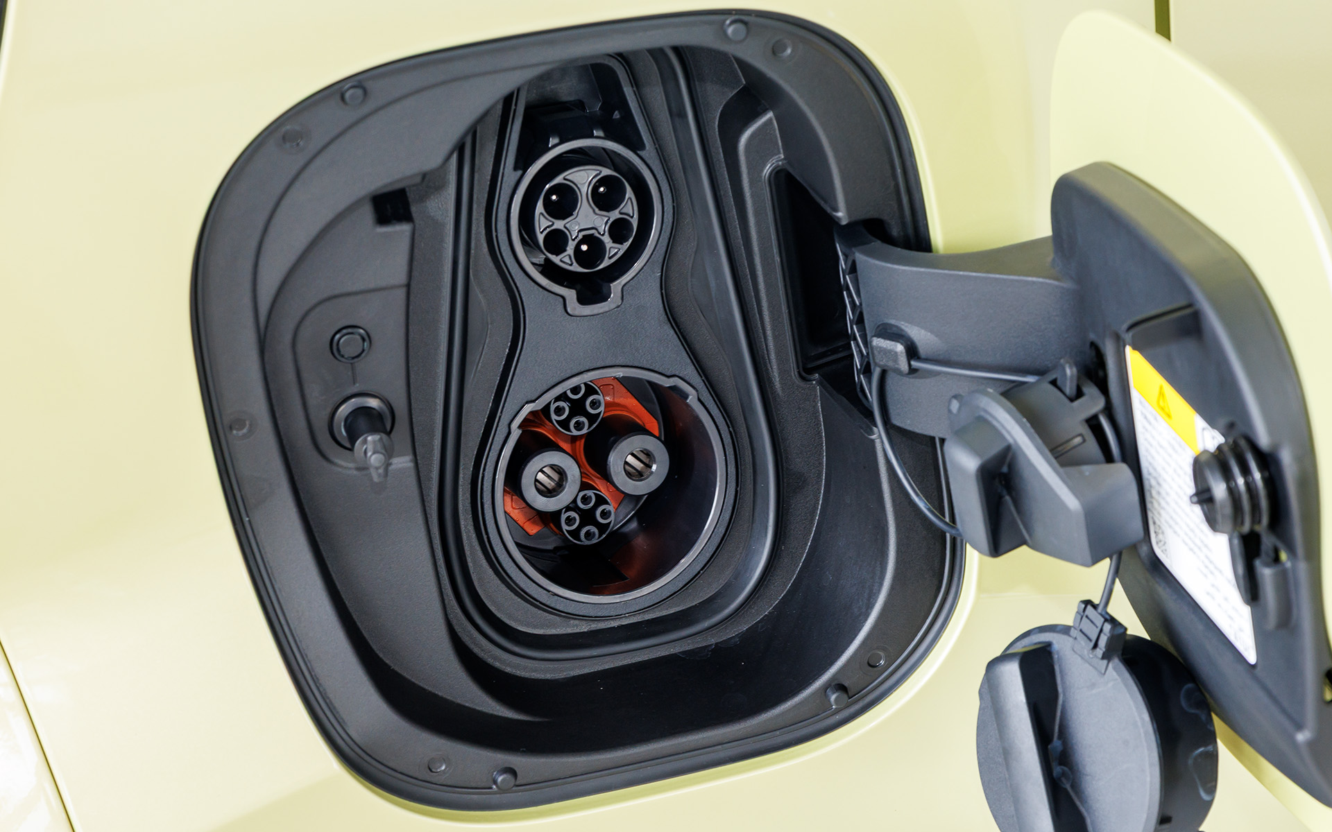 充電ポートは車両後方右側に付く