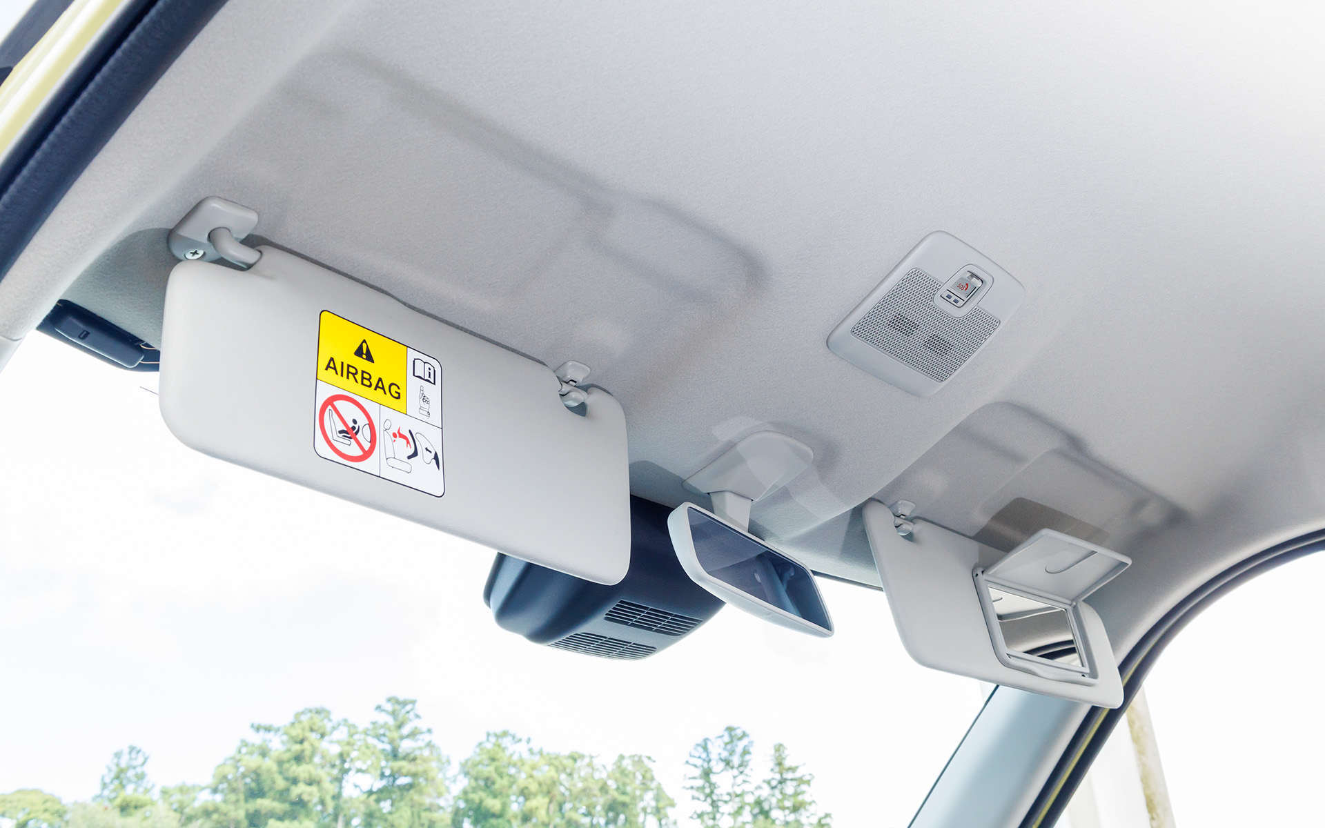 サンバイザー裏のバニティミラーは運転席側のみに装備