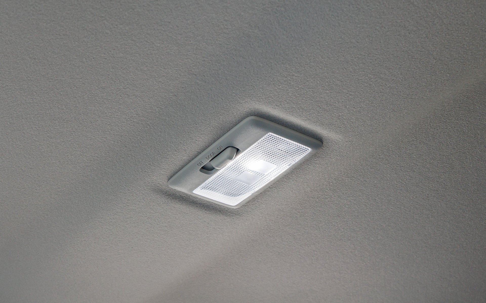 マップランプはなく室内灯のみ。光源はLED