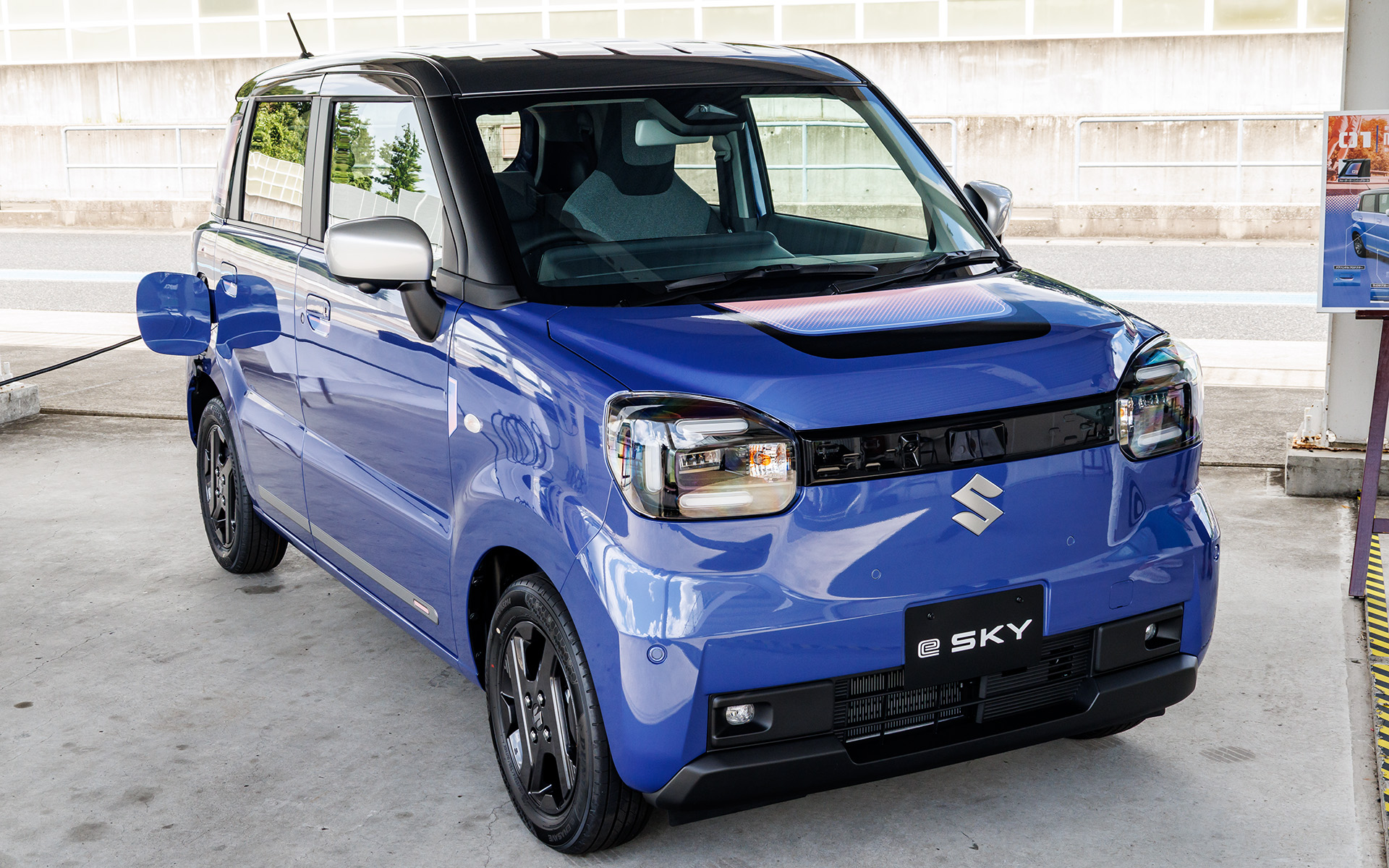 純正オプション装着車。「マイルドスポーティ」仕様としてデカールやガーニッシュを各所に装着