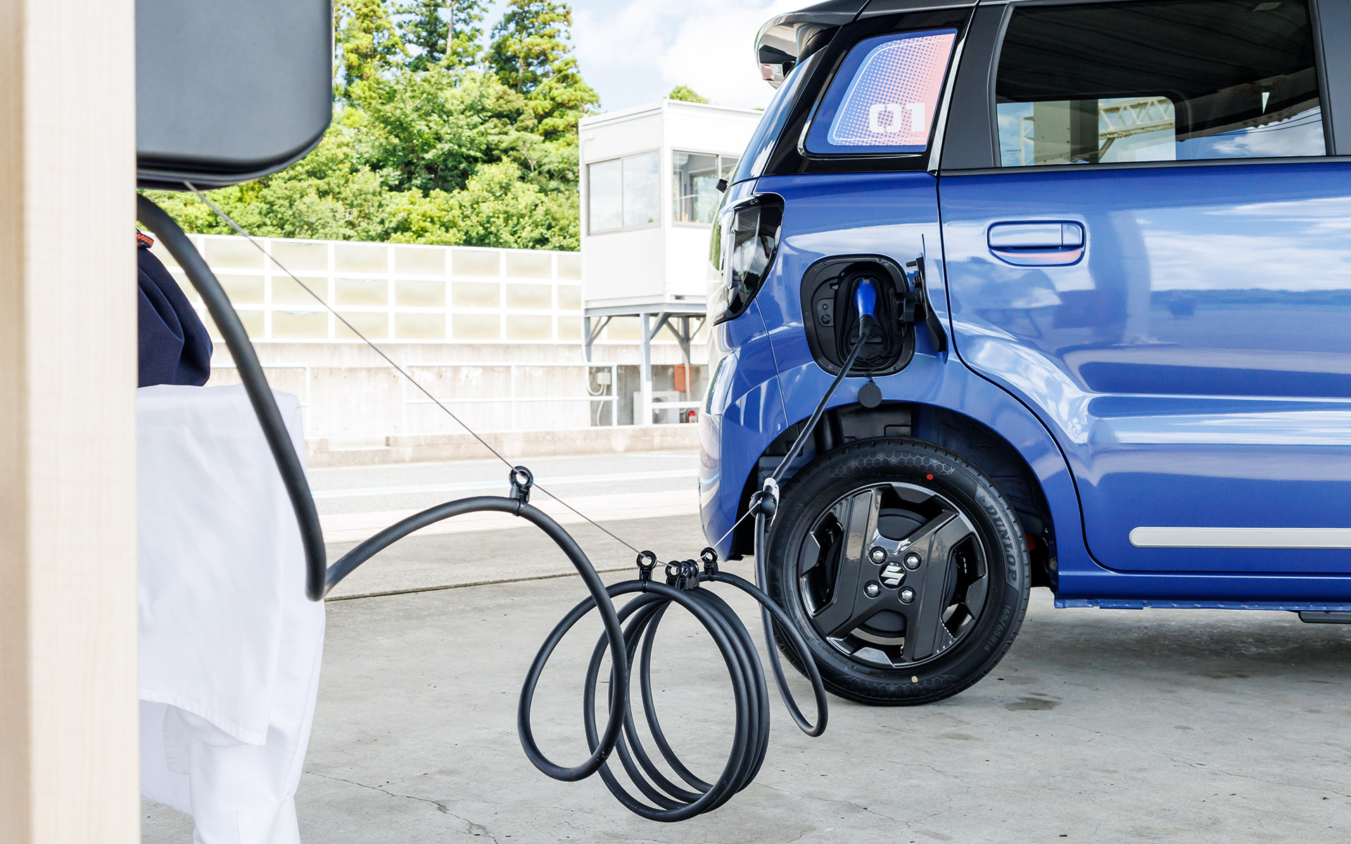 3kW向けの充電ケーブル（7m）や充電ケーブルリールなどEV向けの便利なアイテムが用意されている