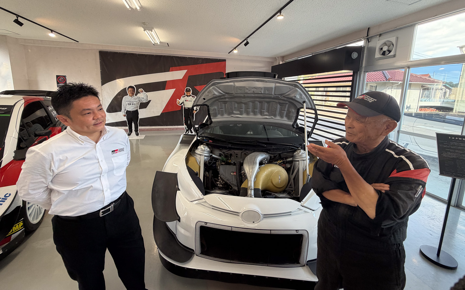 「Sportscar 人馬一体ミュージアム」開設の背景について語るTSタカタサーキット 佐々木幸昭社長（右）と、ミュージアムへの展示協力を行なっているトヨタ自動車 GAZOO Racingプレジデント 高橋智也氏（左）