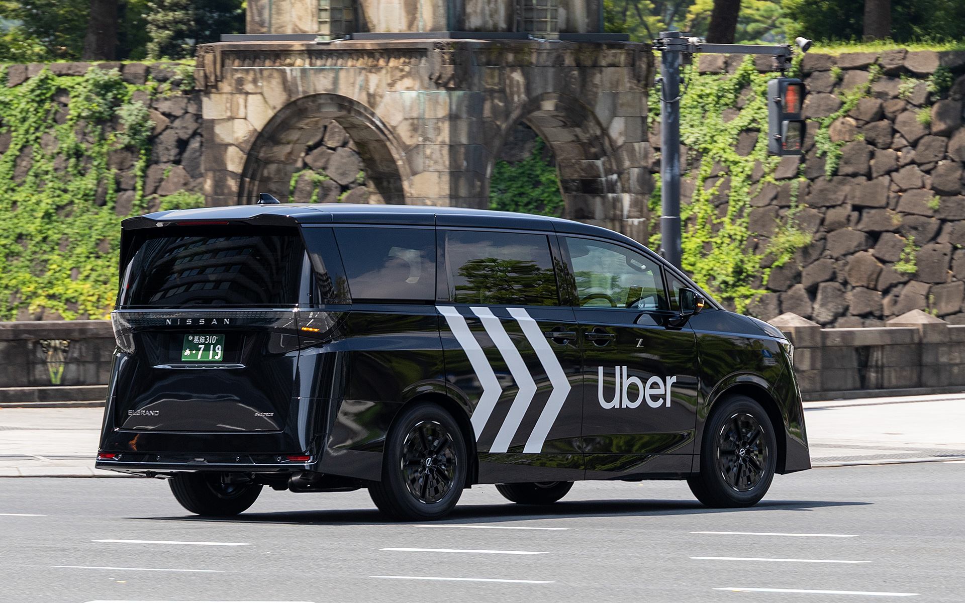 Uberのラッピングが施された新型エルグランドが丸の内/皇居前エリアを走行する姿