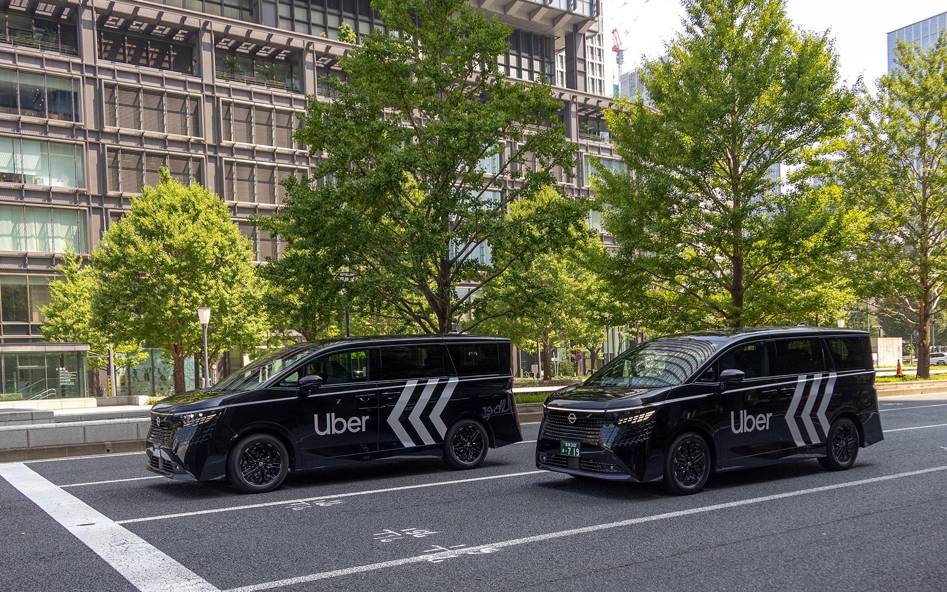 信号待ちでは車両に目線を送る人も多かった