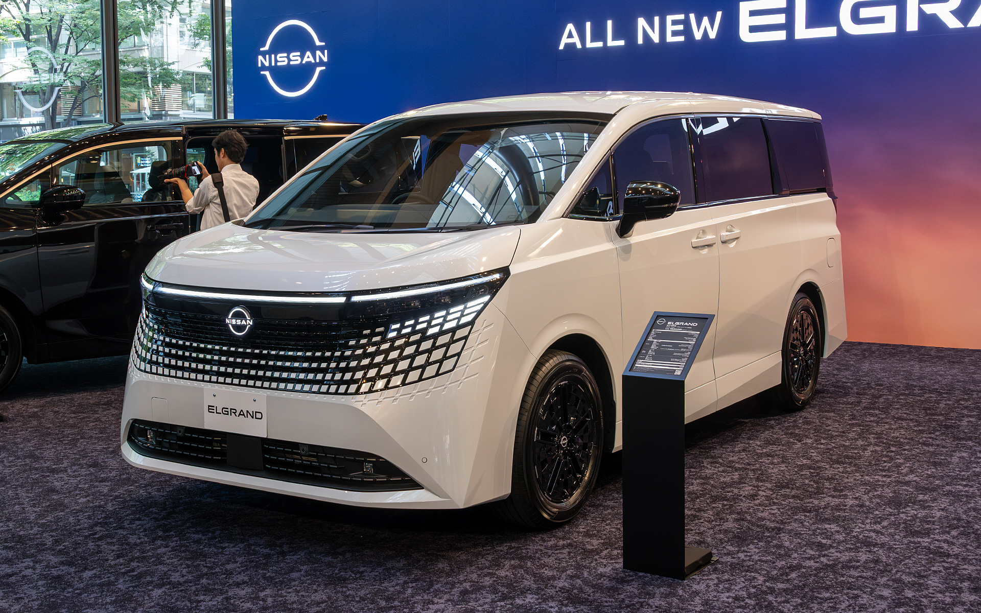 エルグランド X e-4ORCE。ボディカラーはプリズムホワイト