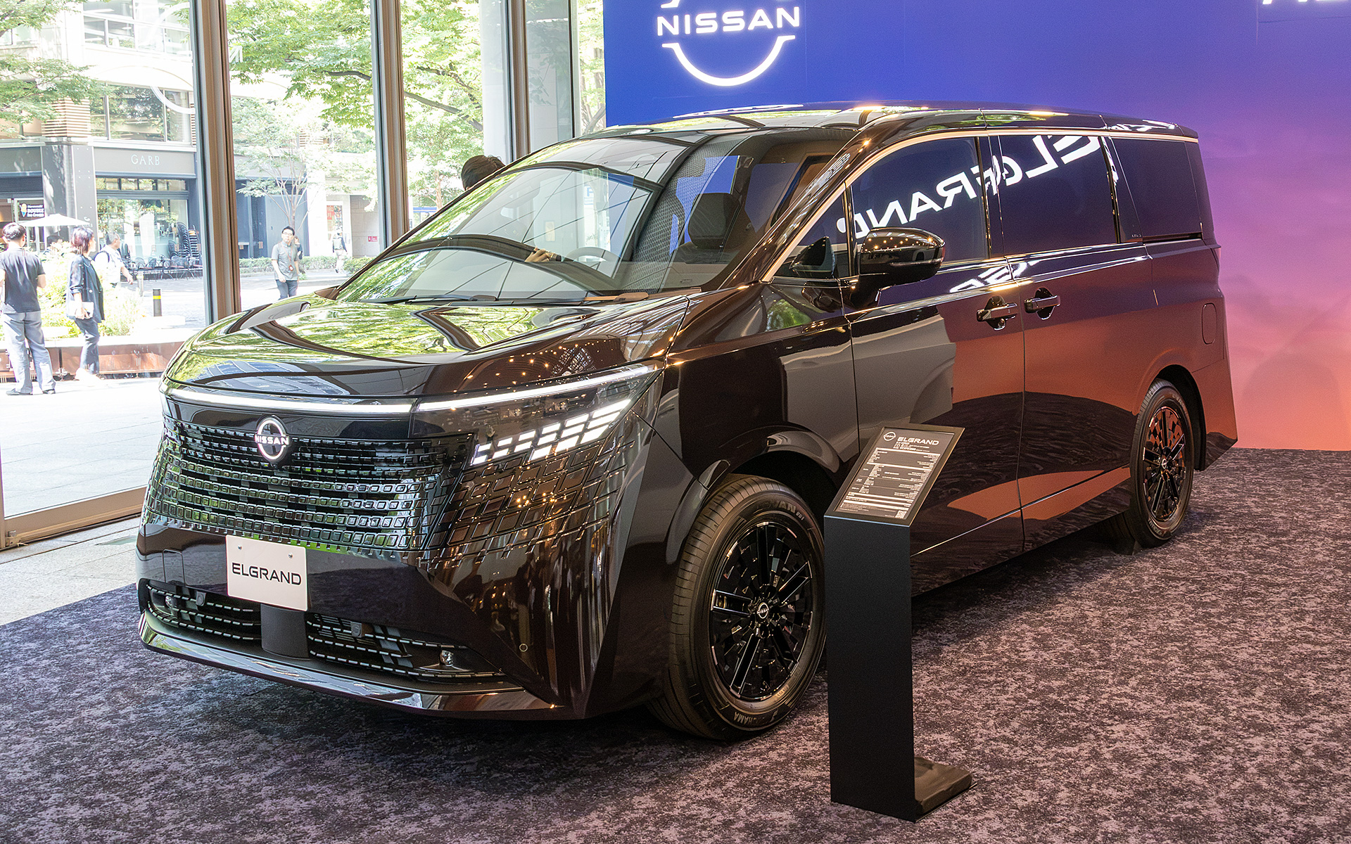 エルグランド G e-4ORCE。ボディカラーは至極（シゴク）