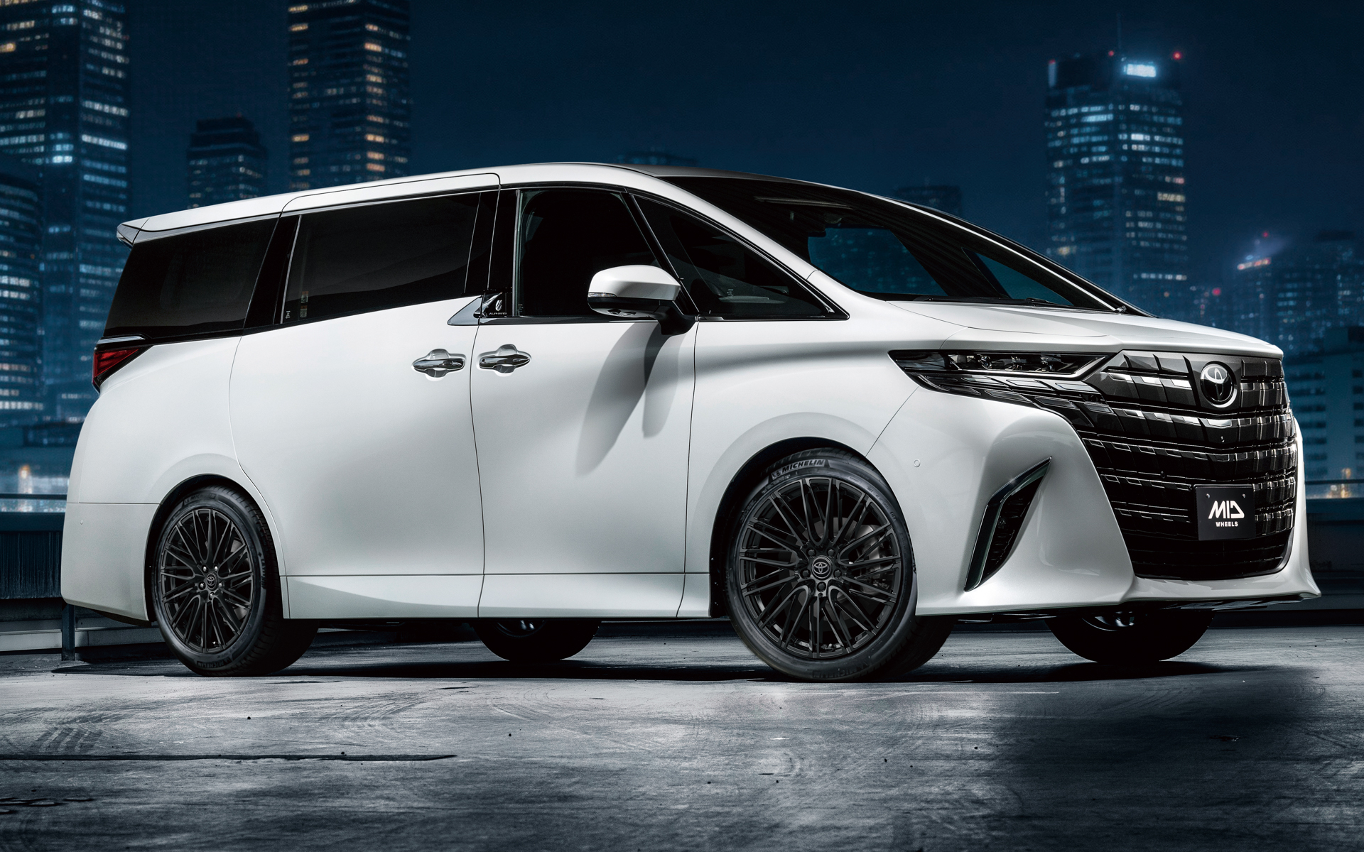 レフィナーダ モーション6×トヨタ「アルファード」（TOYOTA純正センターキャップ装着）