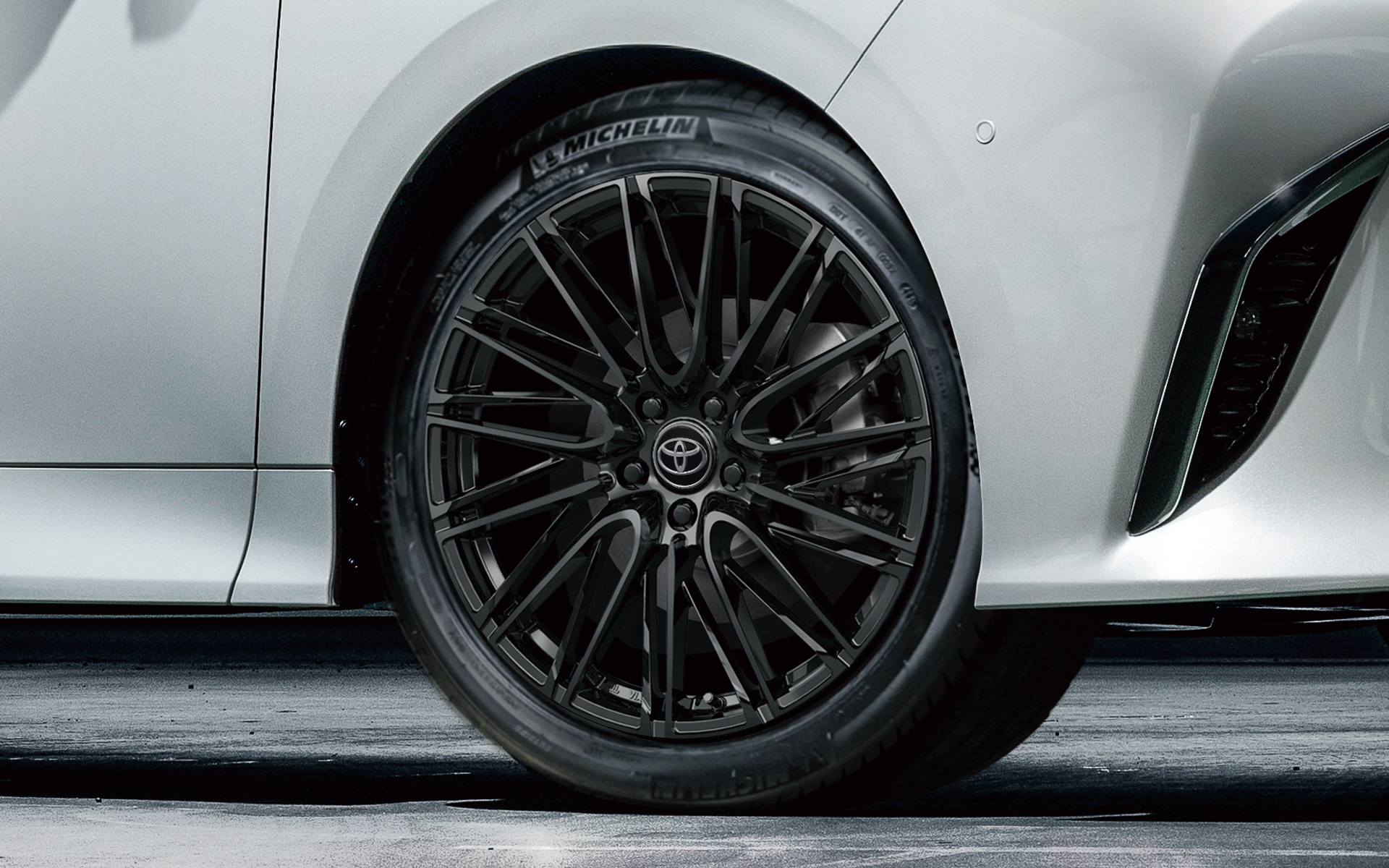 レフィナーダ モーション6×トヨタ「アルファード」（TOYOTA純正センターキャップ装着）