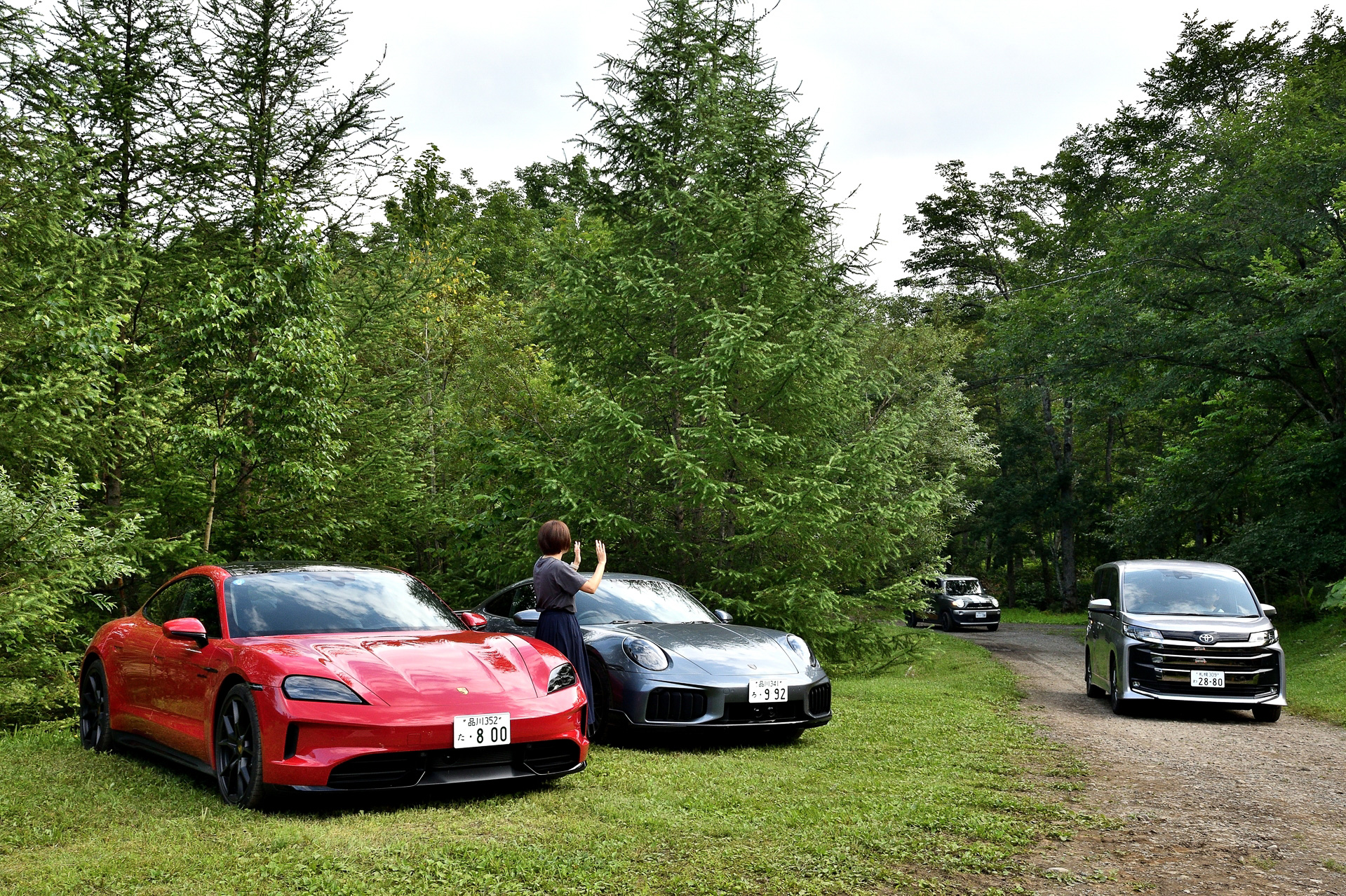 最初のオリエンテーションを終え、森の馬小屋へ向かうと最新鋭の911 ターボ S、タイカン GTSが子どもたちをお出迎え