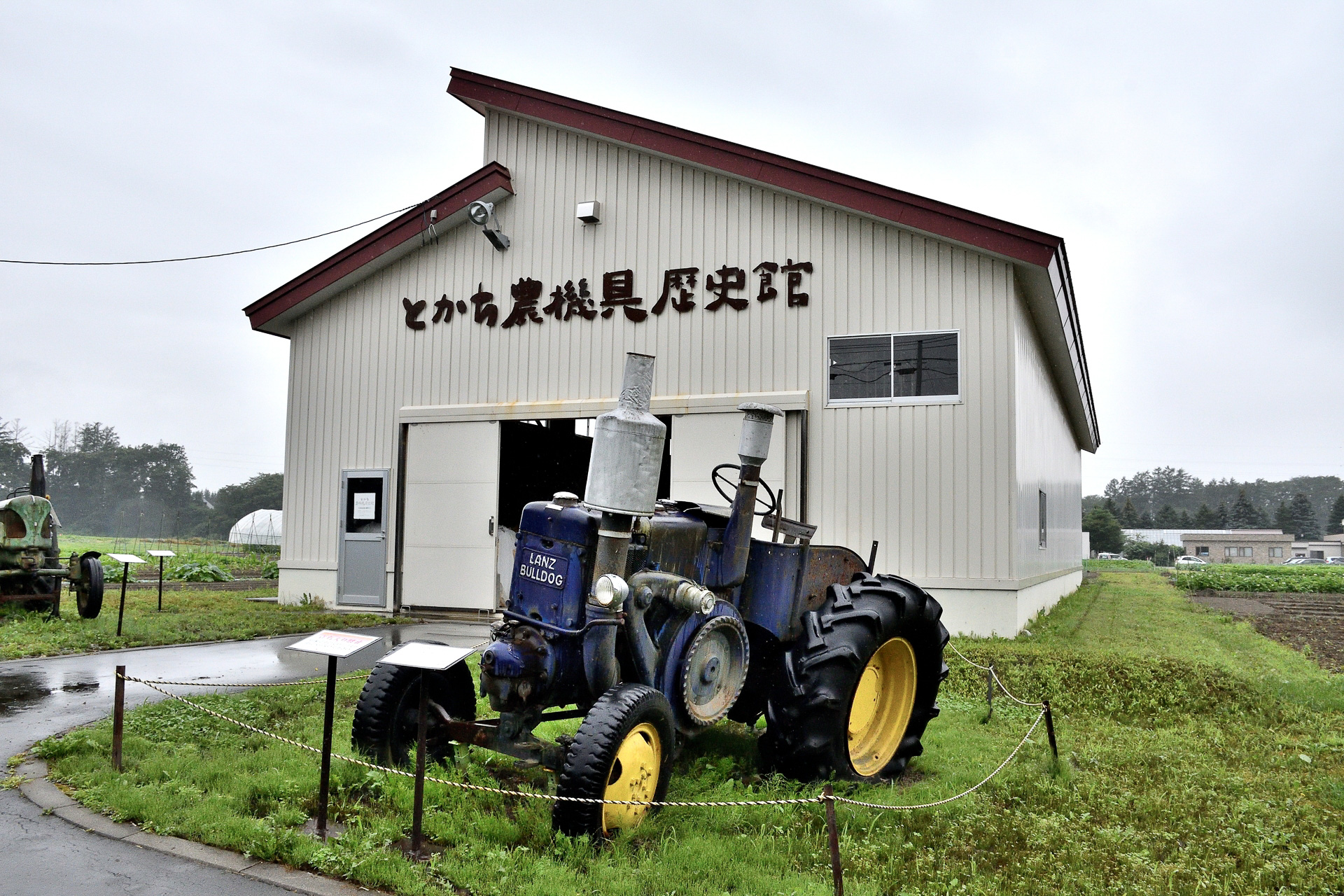「とかち農機具歴史館」の見学も。真っ青なフォード3000は池田さんの人生を変えた1台として紹介された