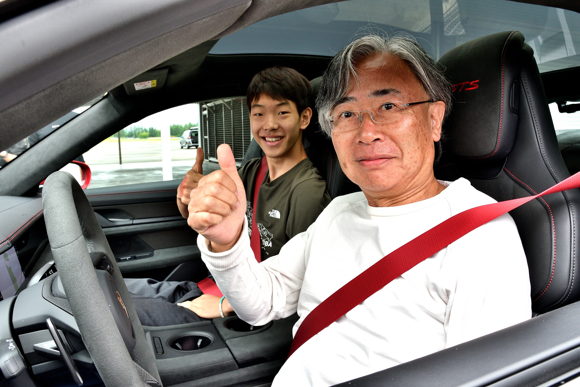 ドライバーから同乗者まで皆が笑顔に。これぞポルシェが持つ魅力