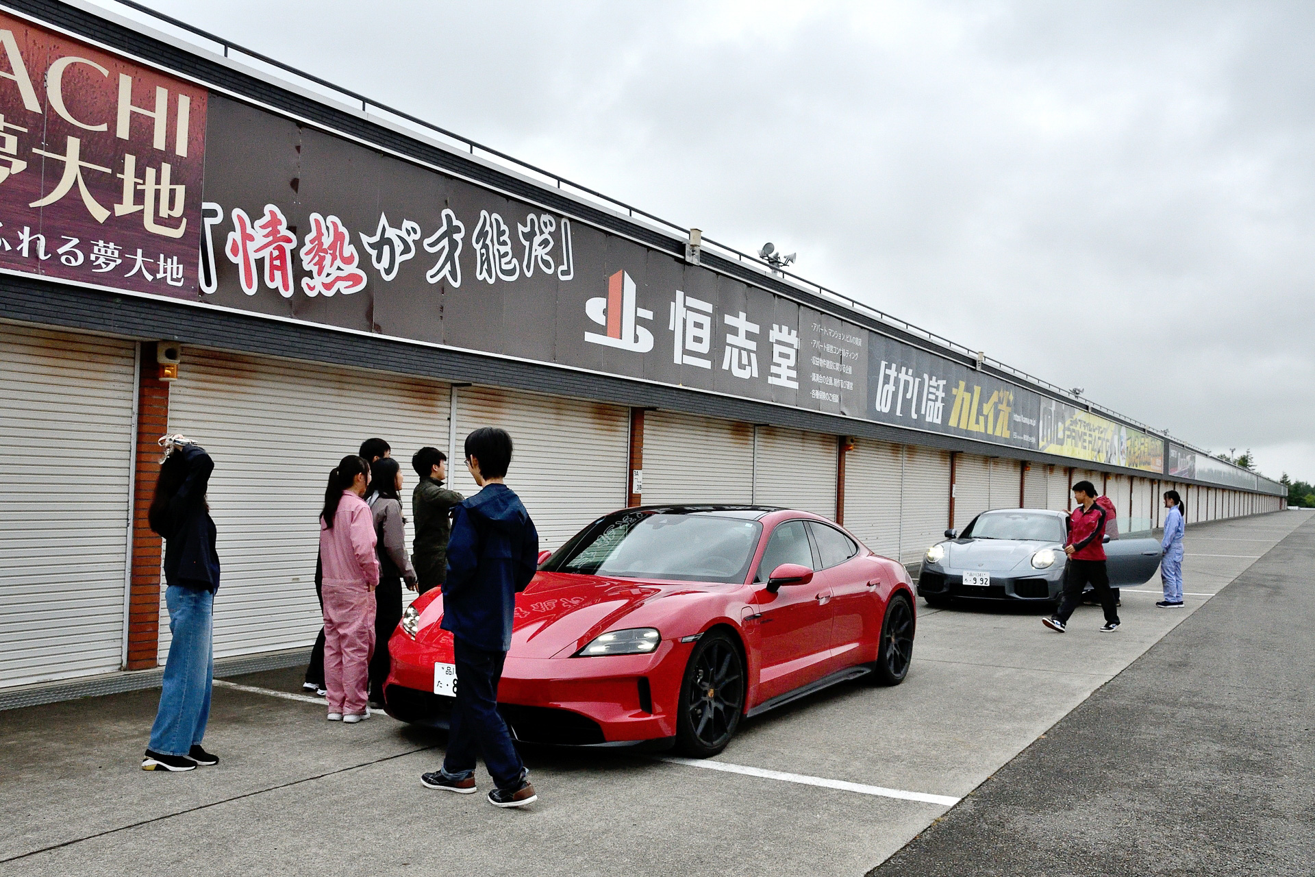 タイカン GTSと911 ターボ Sの同乗走行へ