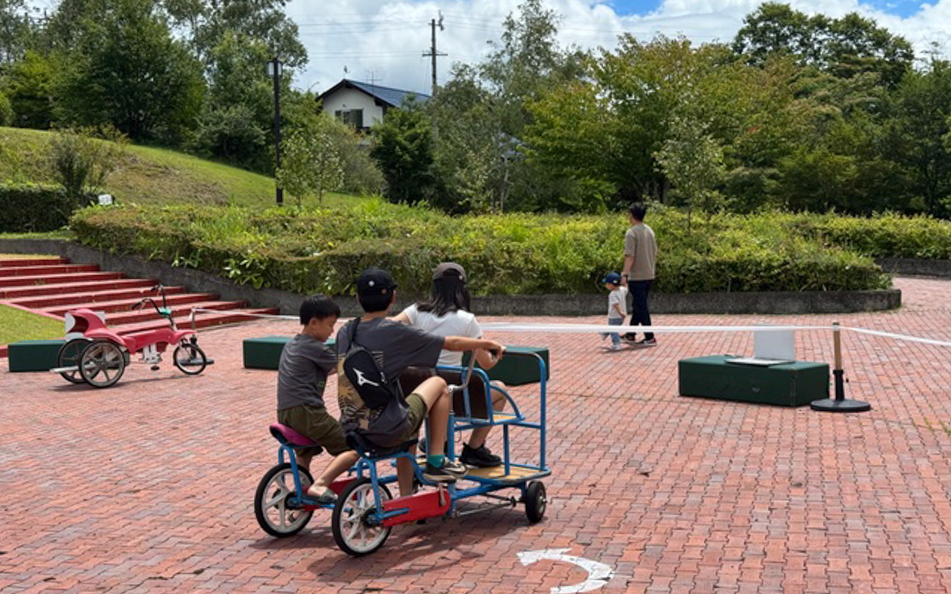 八ヶ岳自然文化園のおもしろ自転車に夢中だった子どもたち。立ったままジャンプして漕ぐ自転車が難しそうでした
