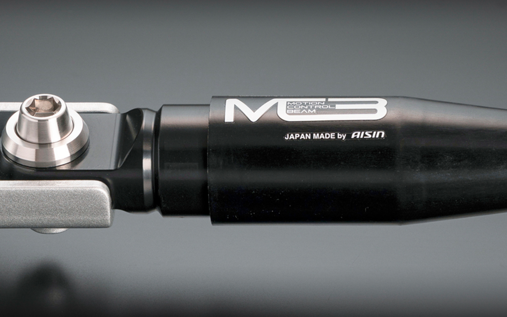 オールステンレス製のマウントワッシャーと台形キャップボルトを組み合わせ、MCB本体とブラケットを強固に接続する