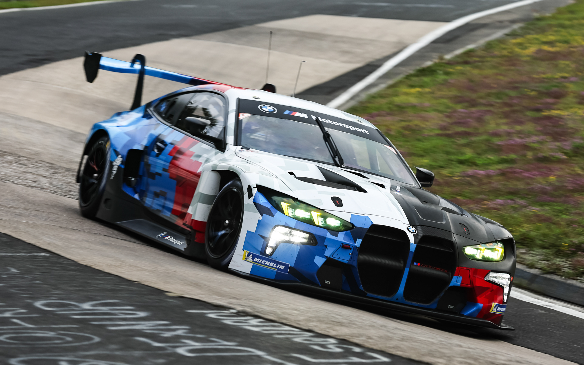 BMW M4 GT3 EVO（実車）のニュルブルクリンク走行シーン