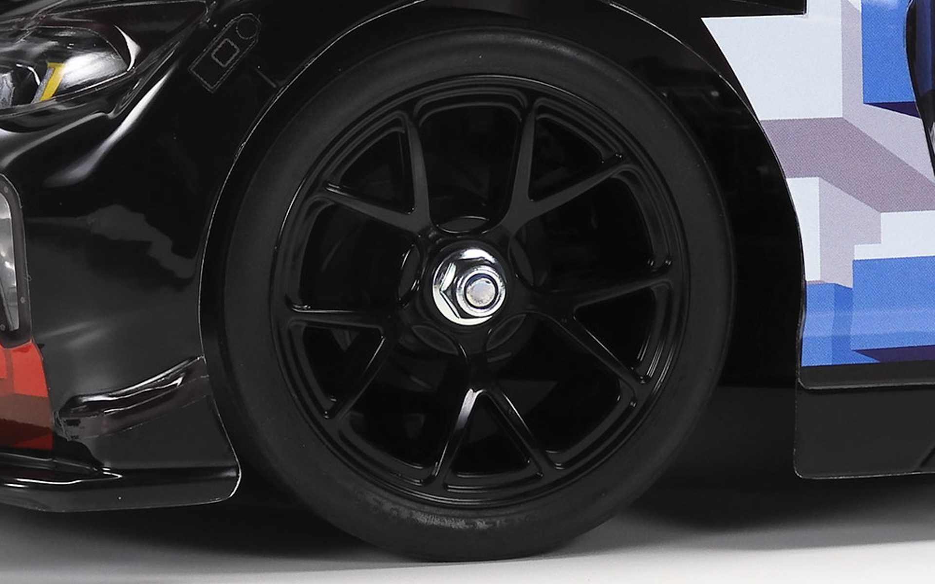 ブラックカラーのホイールは、実車に装備されているクロススポークデザインを再現