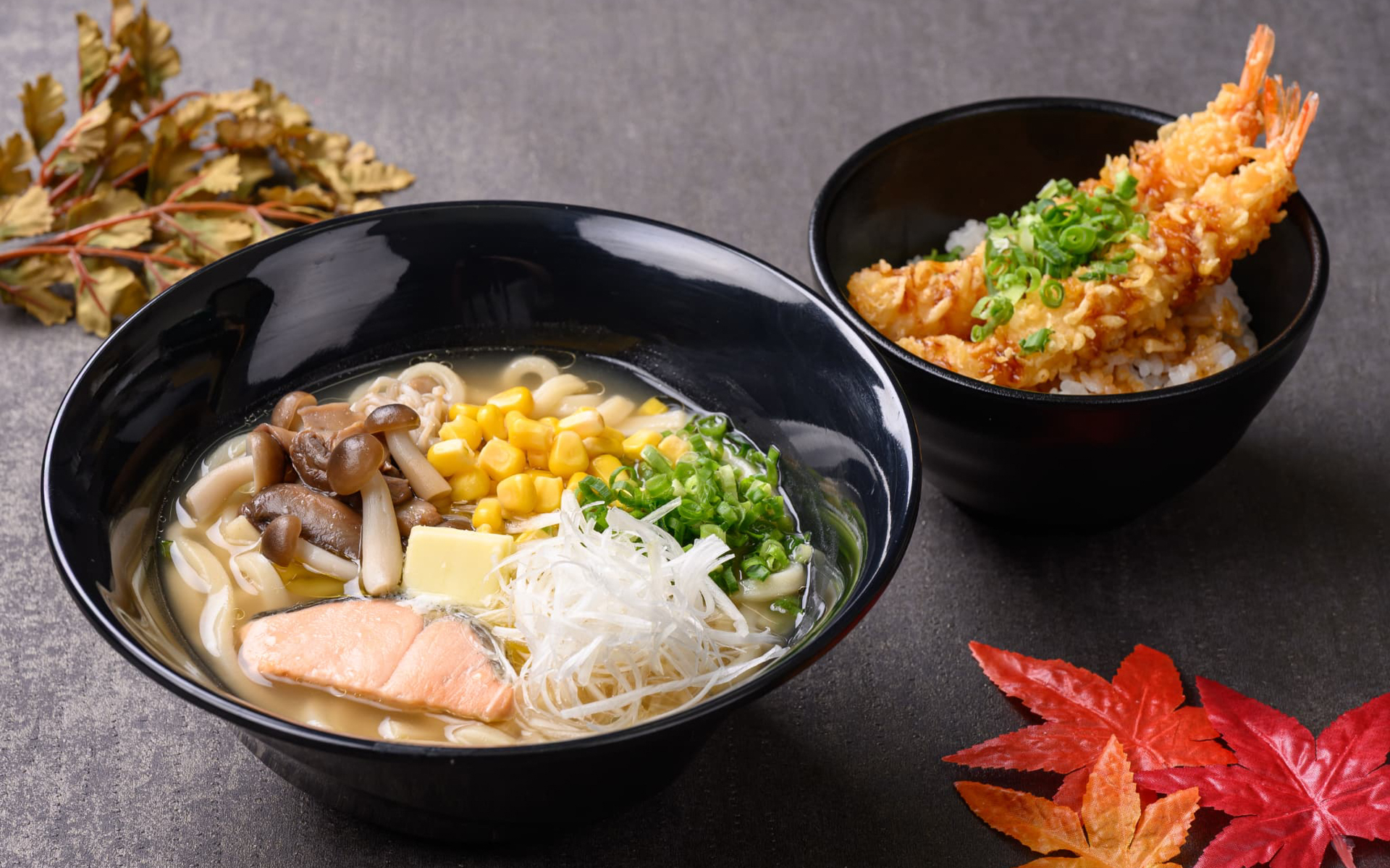 ピリ辛味噌バターうどん。単品1350円（天丼セット1900円）