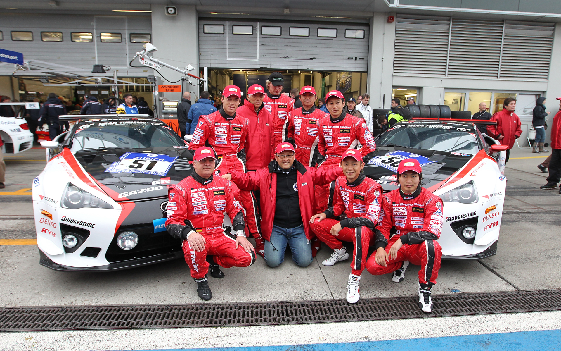 2010年のニュルブルクリンク24時間レースに参戦したチーム員