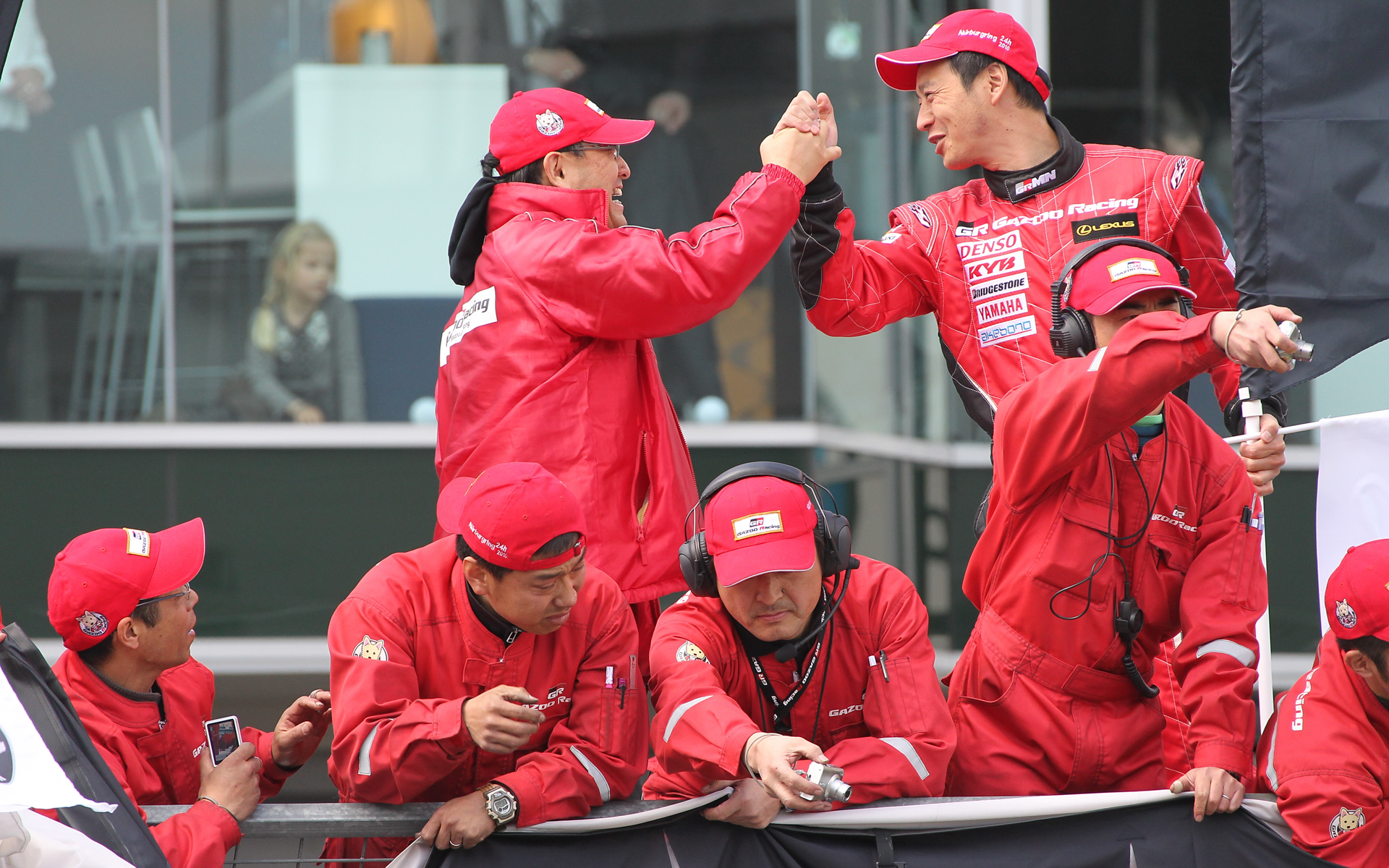 2010年のニュル24時間レースでのクラス優勝の喜びを分かち合う豊田章男氏と飯田章氏