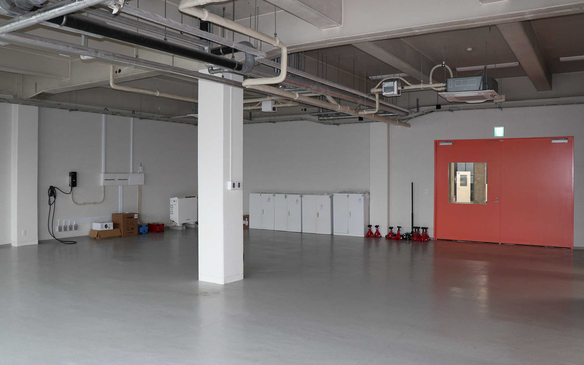 まだプロトタイプ車両が中国から到着していないこともあり、資材置き場はがらんとしている