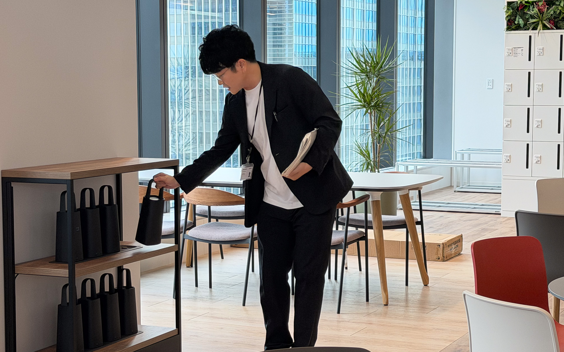 各所に用意されていたモバイルバッテリ。配線のあるデスクもあるが、配線のないすっきりしたデスクで作業をする場合に用いる