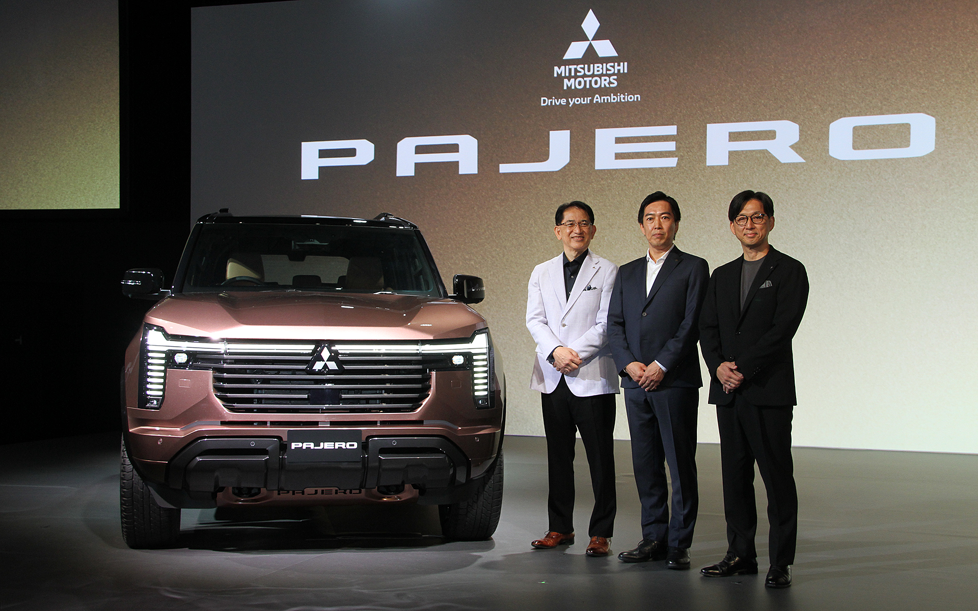 3名が新型パジェロについて紹介