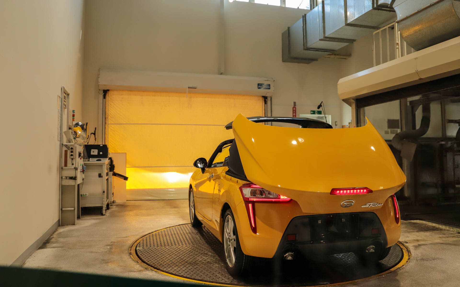コペンの最終生産車両の完成検査が一部再現され、参加者全員でその旅立ちまでを見守った