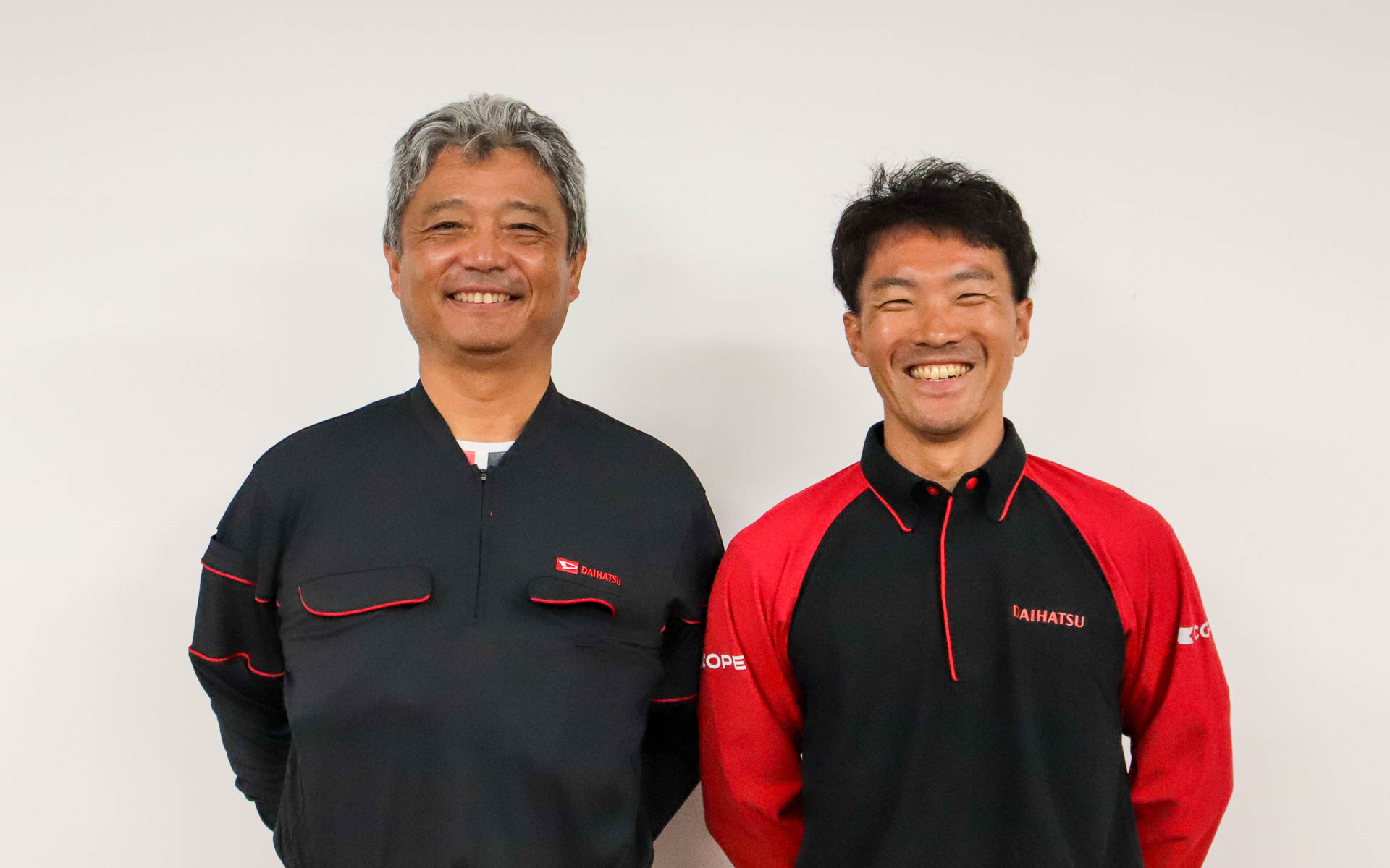 ダイハツ工業株式会社 生産調達本部 本社（池田）・京都（大山崎）工場 池京製造部 山本光彦氏（左）と、同 生産調達本部 本社（池田）・京都（大山崎）工場 池京製造部 池田組立課 職長 平戸靖二氏（右）