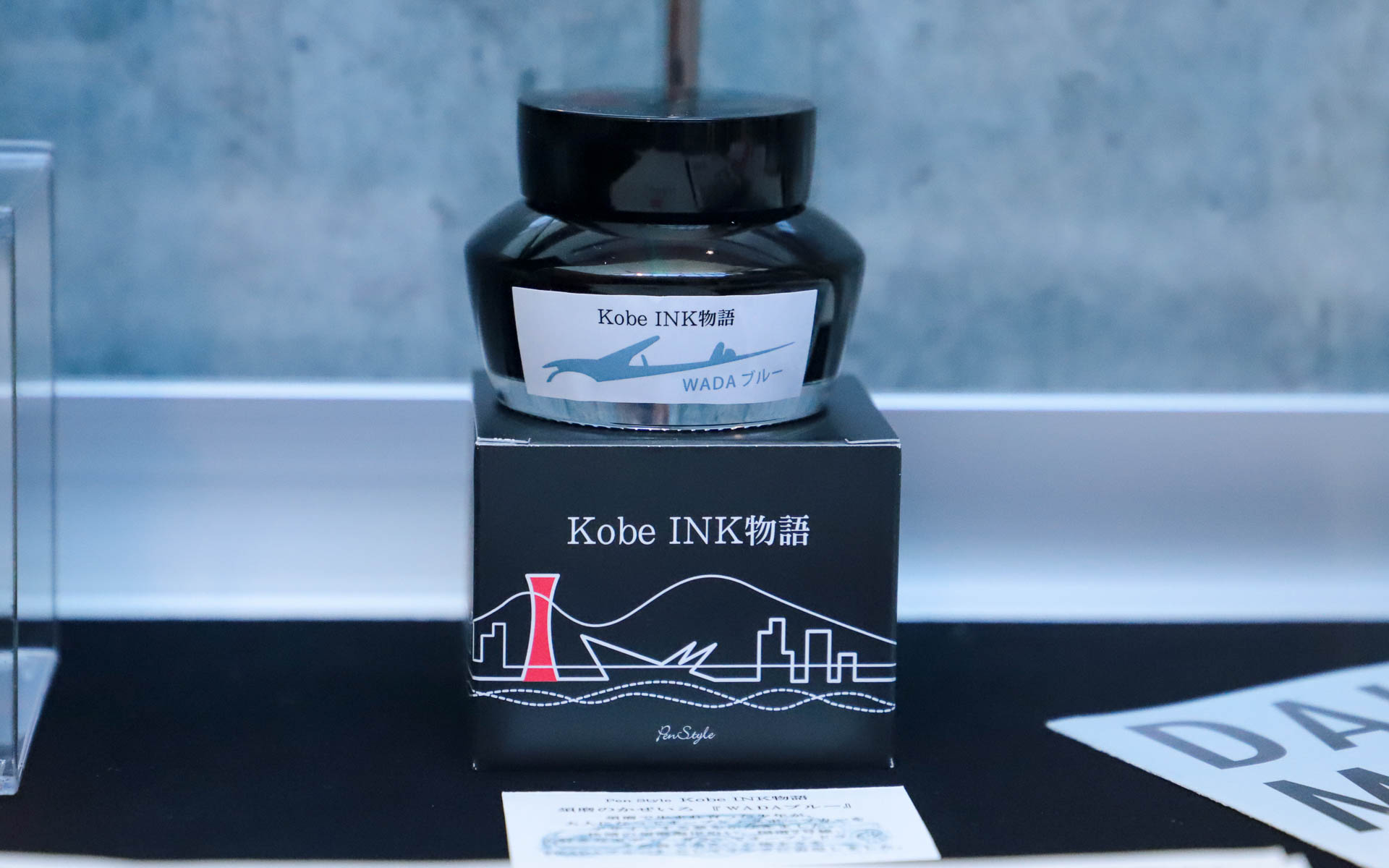 コペンファクトリーで使われていたつなぎなどのほか、これまでに登場したコペンのミニカーやオリジナルグッズ、パンフレットなどの貴重なアイテムも展示されている