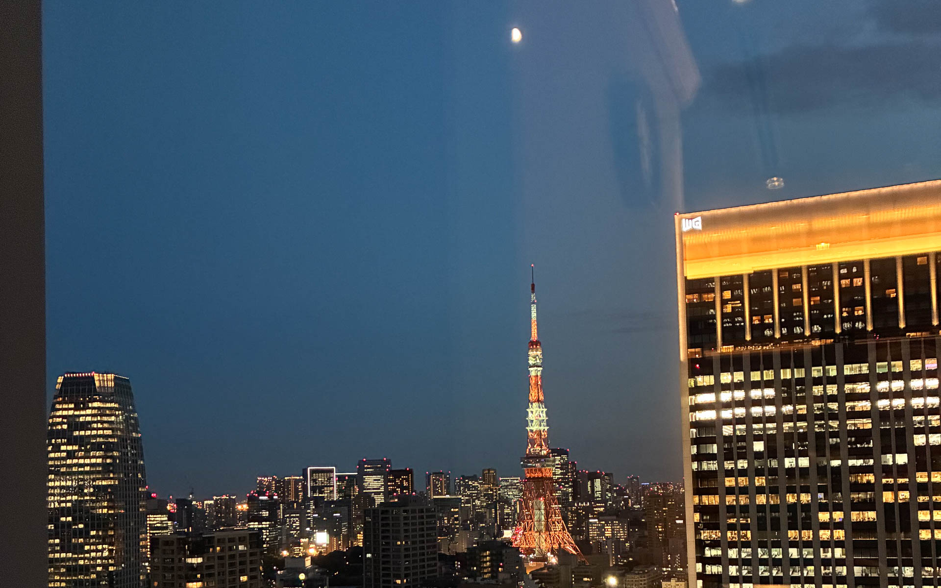 東京タワーと中秋の名月。素晴らしい東京の夜景を楽しむことができました。東京タワーの上にこぢんまりと輝く月が素敵だった