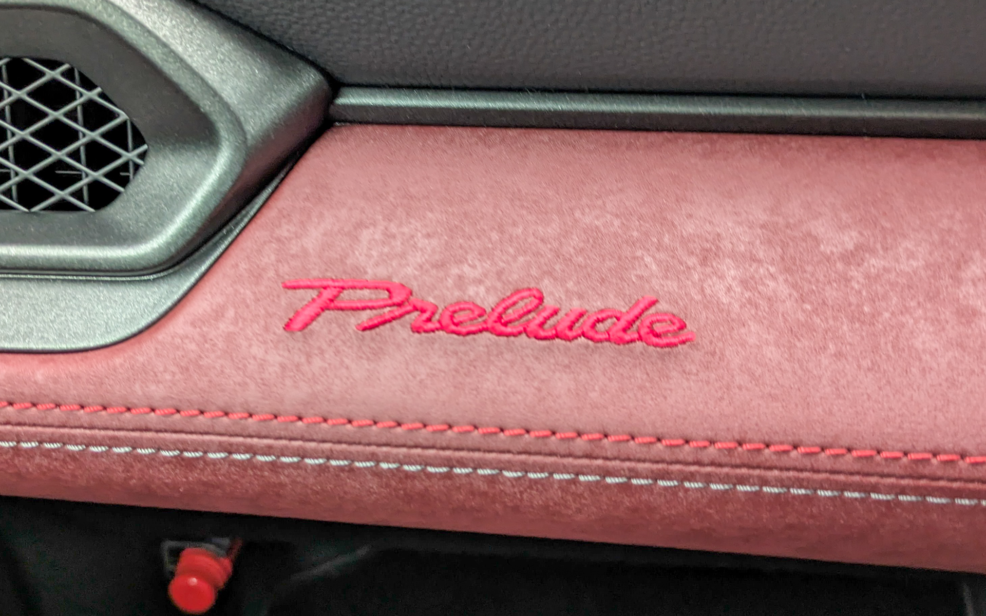 助手席側のミドルライニングには赤字でPRELUDEロゴ刺繍が入る