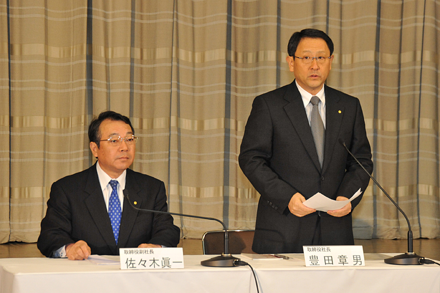 2010年2月17日、アメリカで開催される公聴会の前に国内で行なわれた記者会見に登壇した当時の豊田社長（右）と佐々木副社長（左）